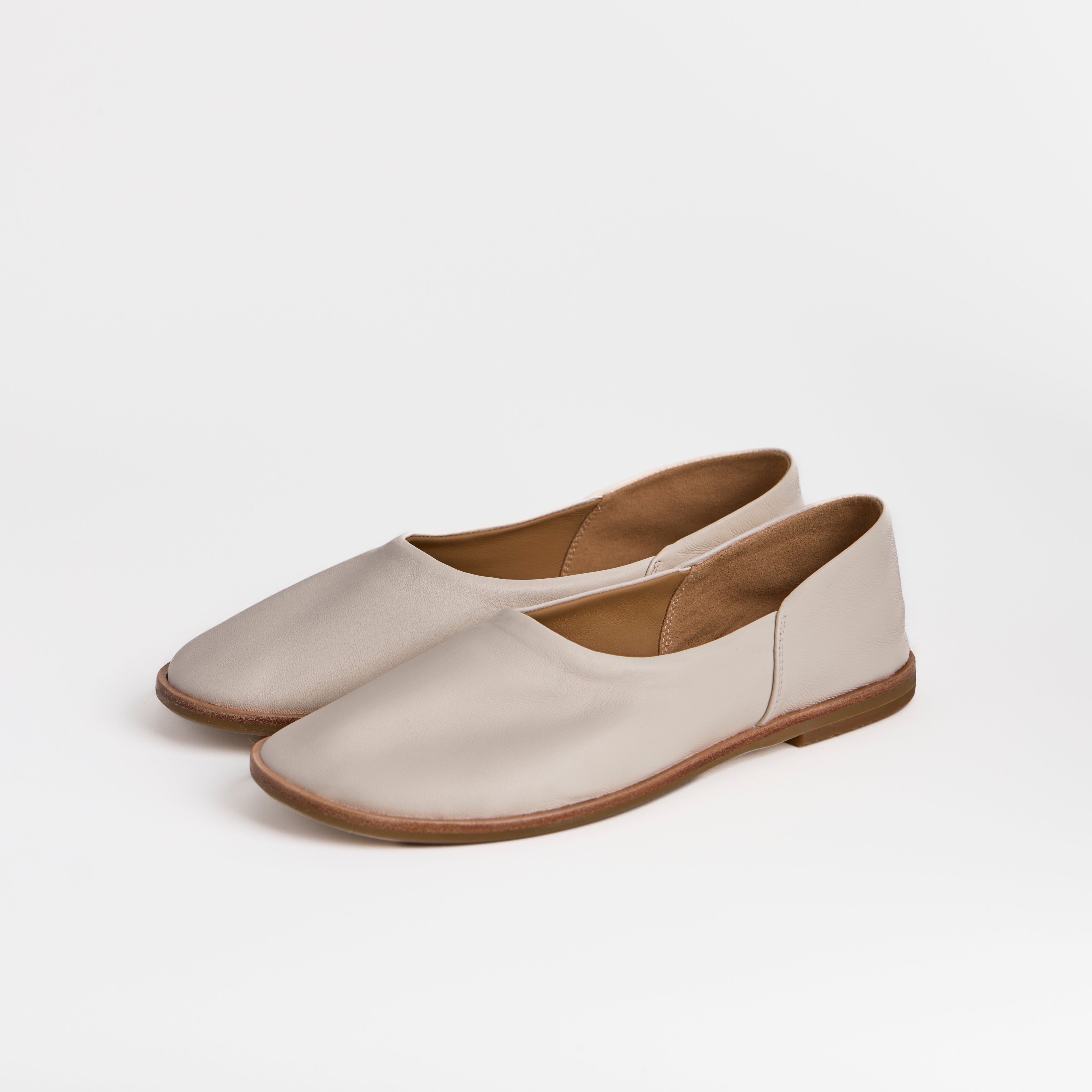 Los zapatos slip-on de cuero blancos minimalistas Dual Stride