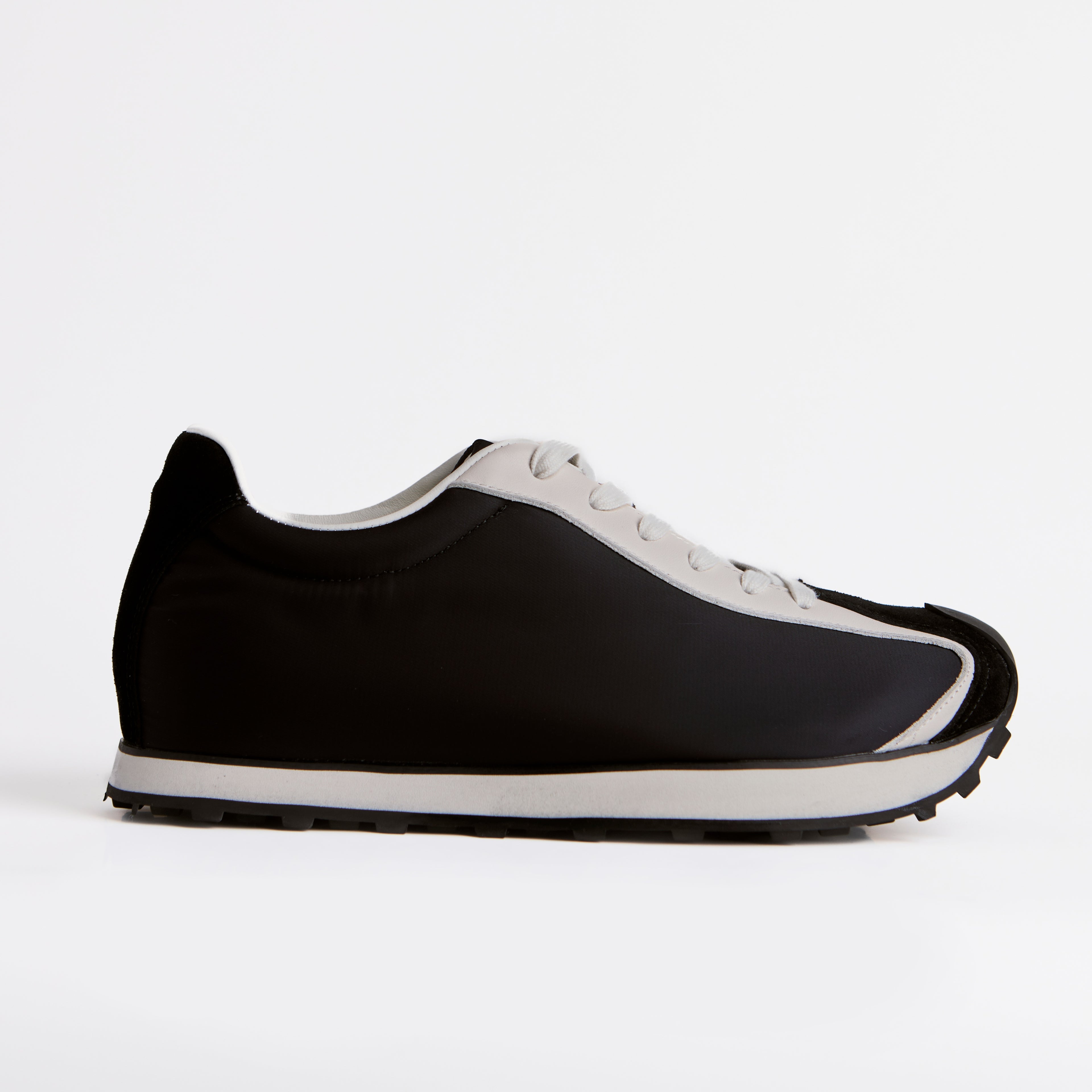 The Dual Stride Men‘s Black Urban Kinetic Runner
