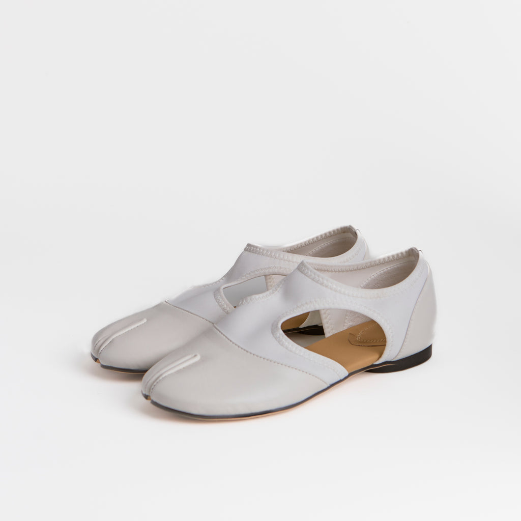 Les Ballerines Blanches Modernes Minimalistes Double Enjambée Style Tabi