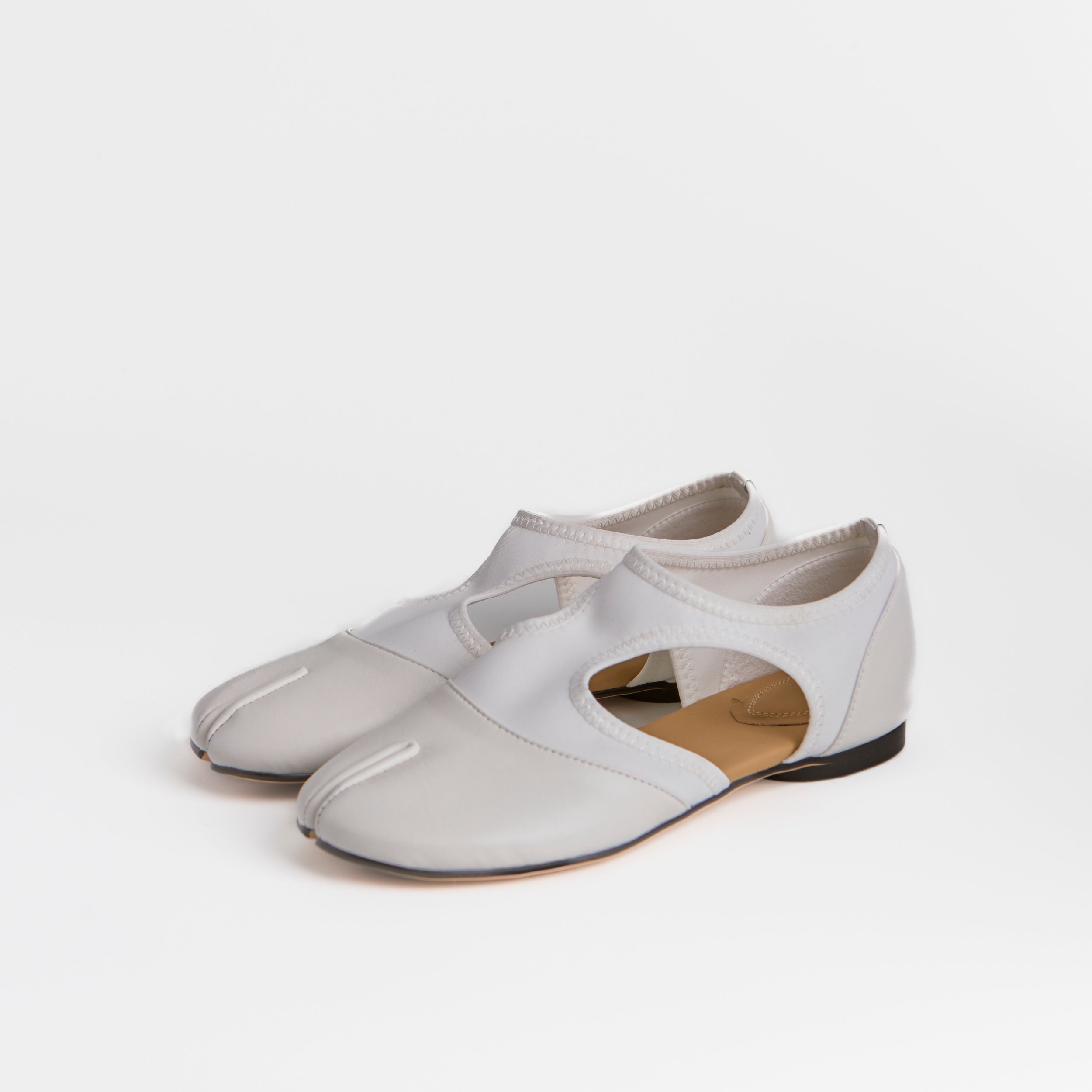 Las sandalias Dual Stride blancas minimalistas modernas estilo Tabi