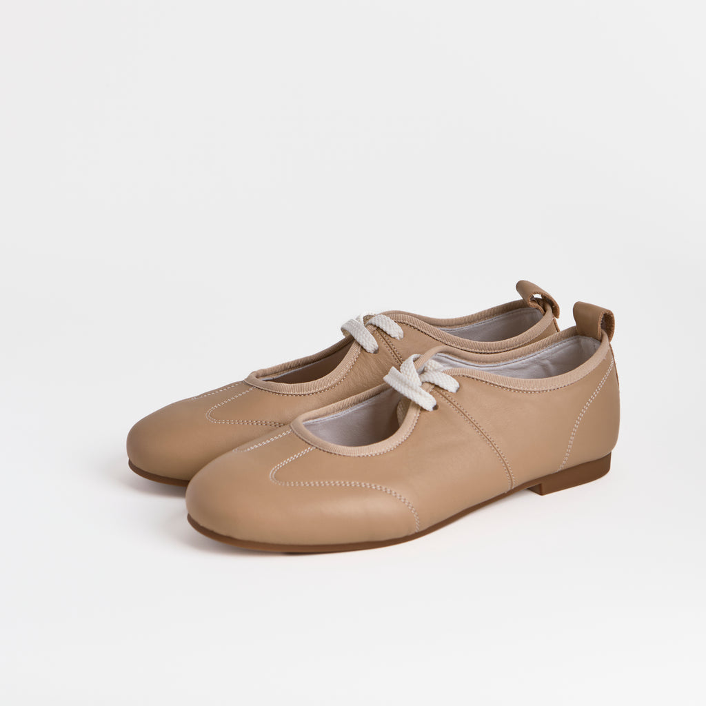 La ballerine minimaliste en cuir à lacets Dual Stride couleur sable