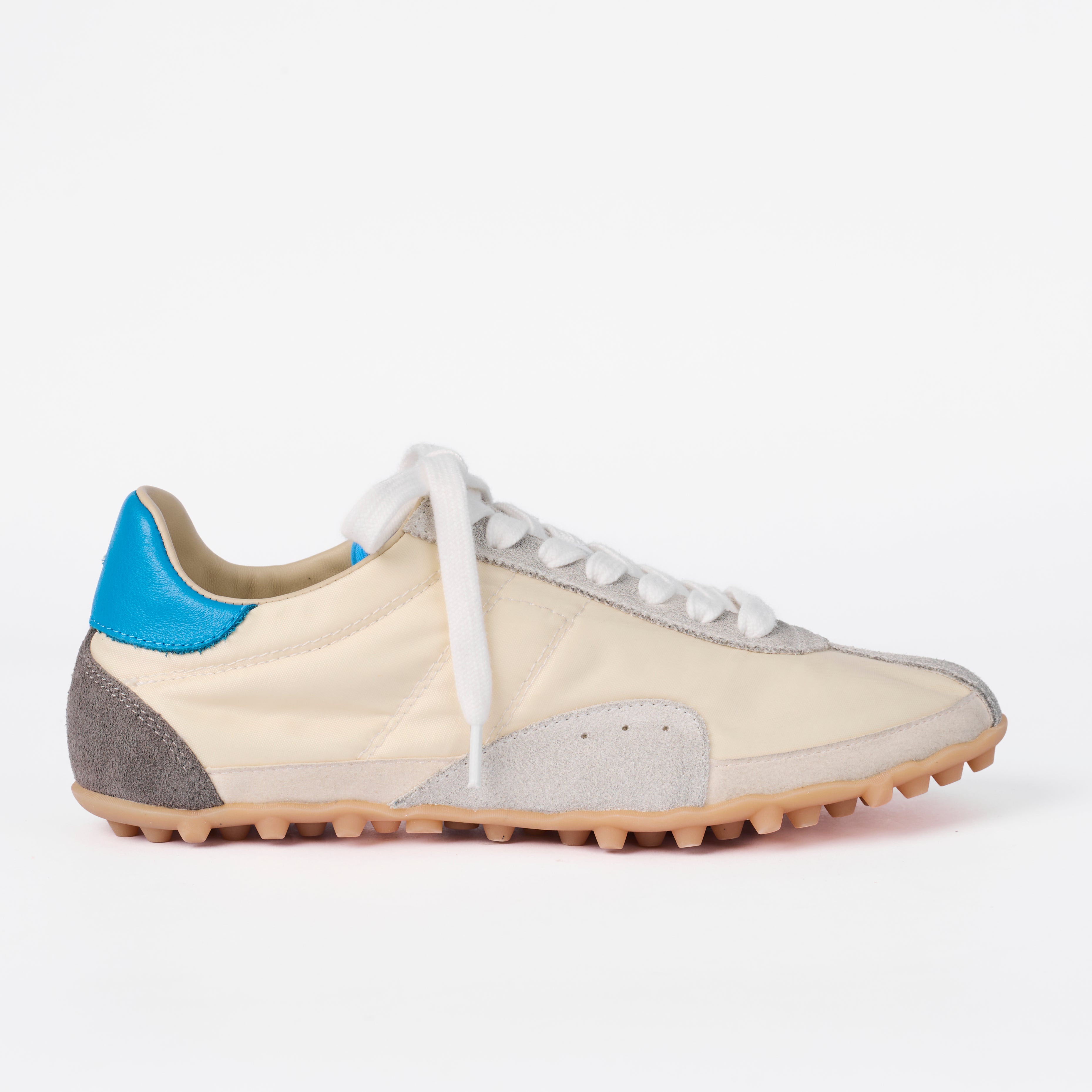 The Dual Stride Women‘s Retro-Inspired Cream Performance Trainers