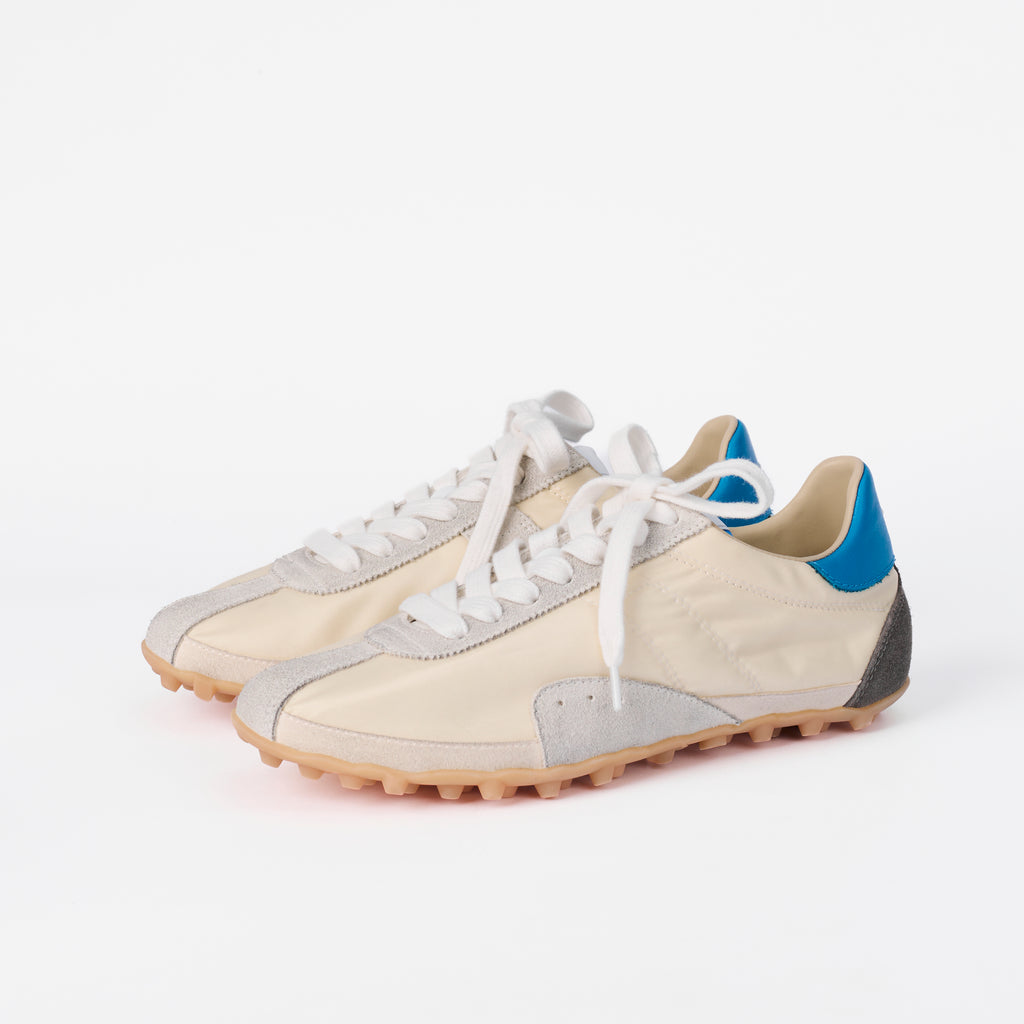 The Dual Stride Women‘s Retro-Inspired Cream Performance Trainers