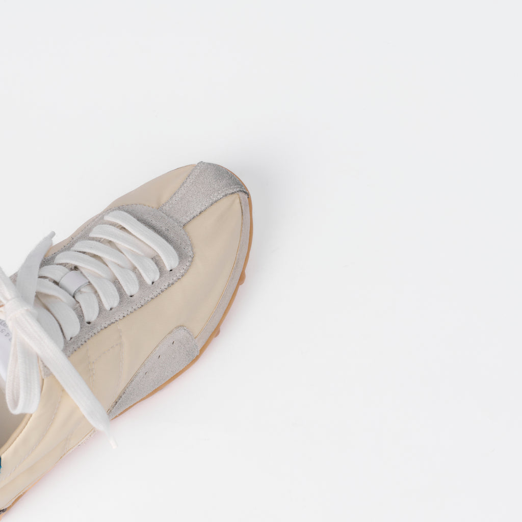 The Dual Stride Women‘s Retro-Inspired Cream Performance Trainers