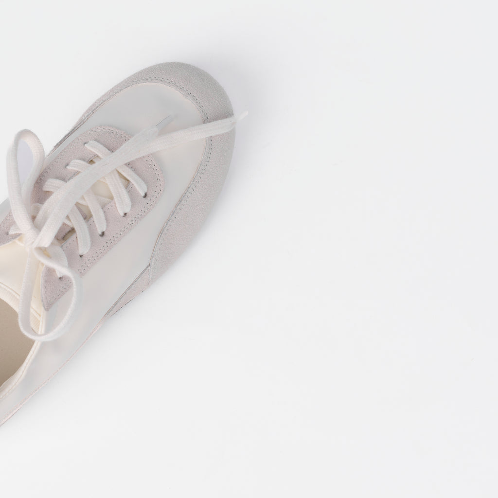 The Dual Stride Women‘s Light White Sneakers