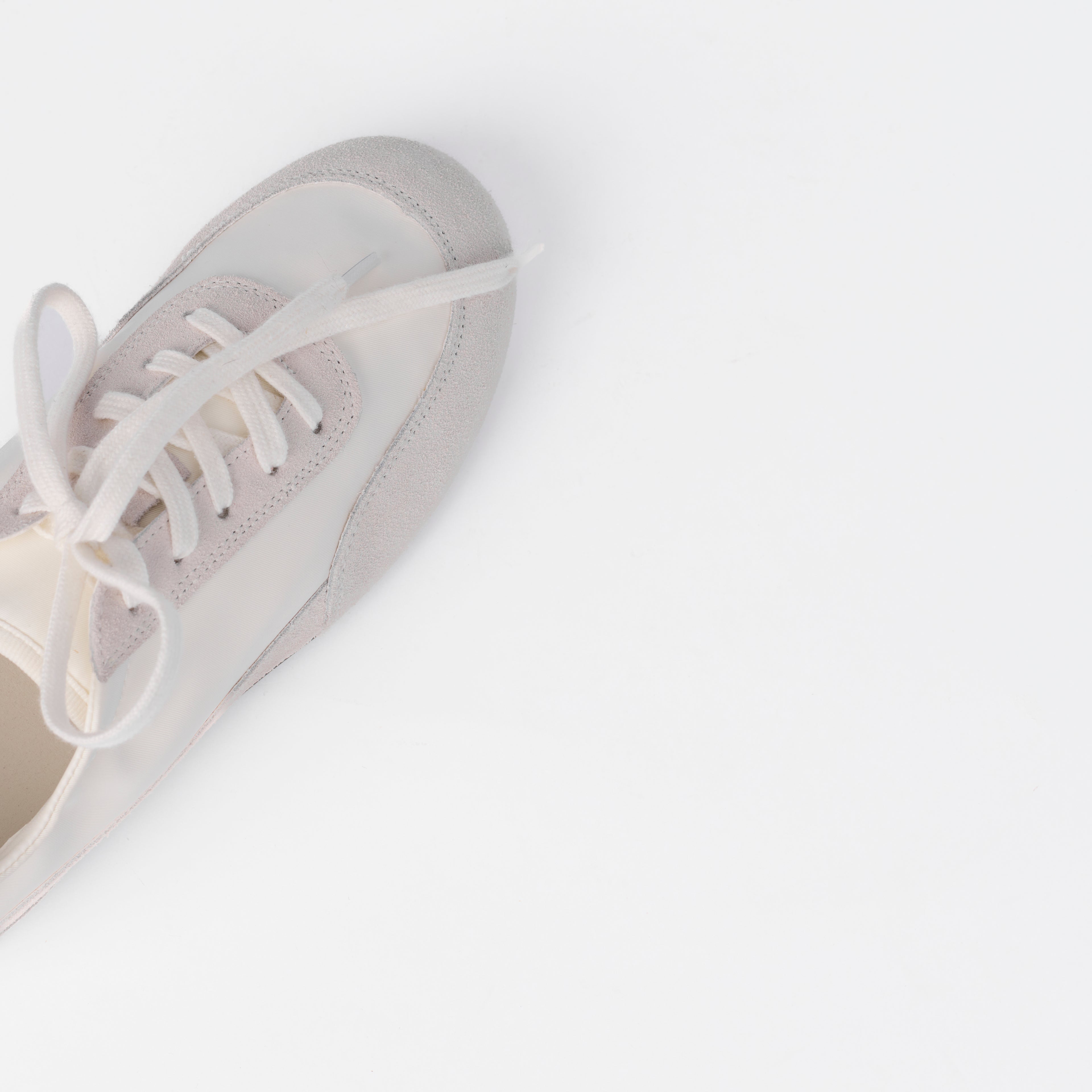 The Dual Stride Women‘s Light White Sneakers