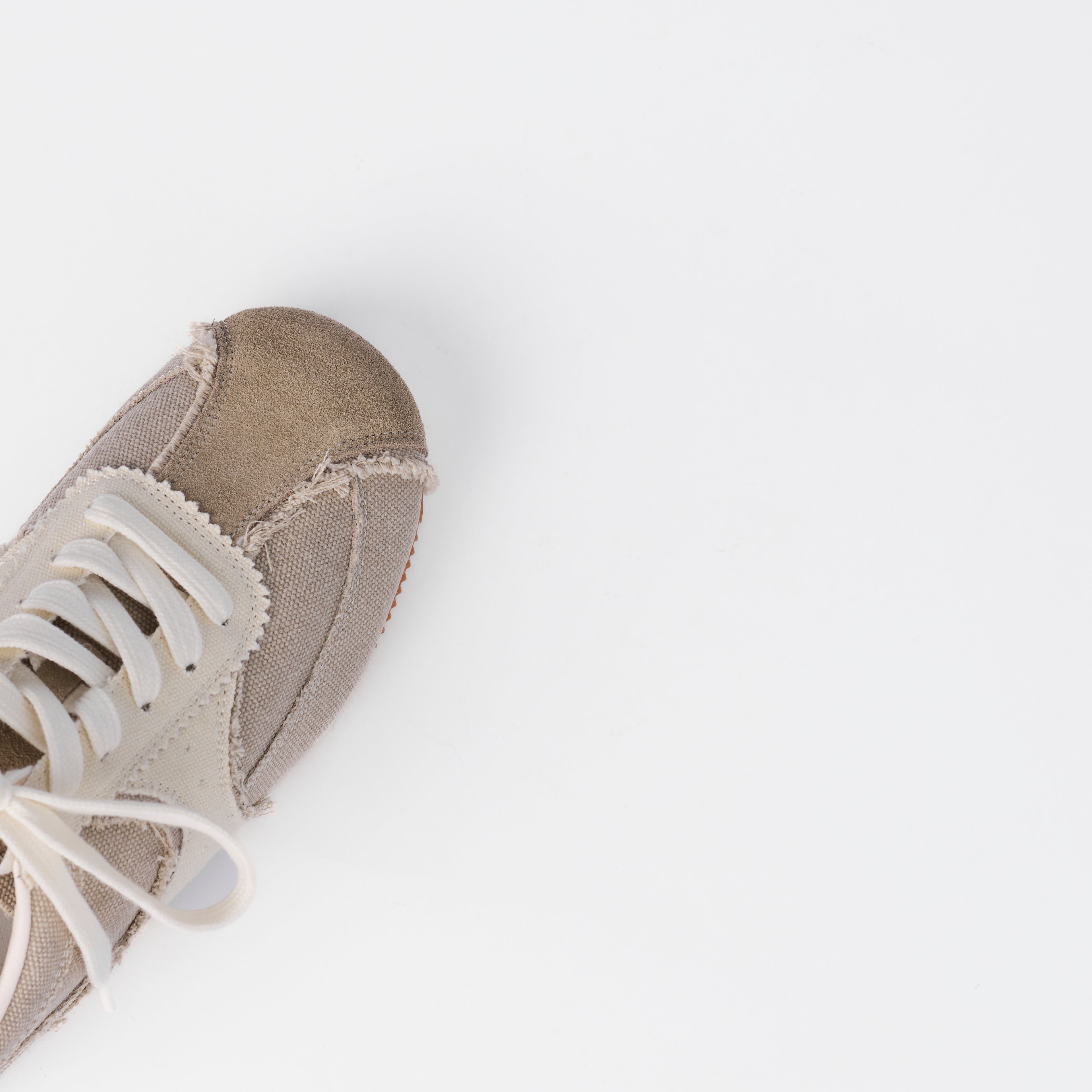 The Dual Stride Women‘s Distressed Ballet Canvas Low-Top Trainers