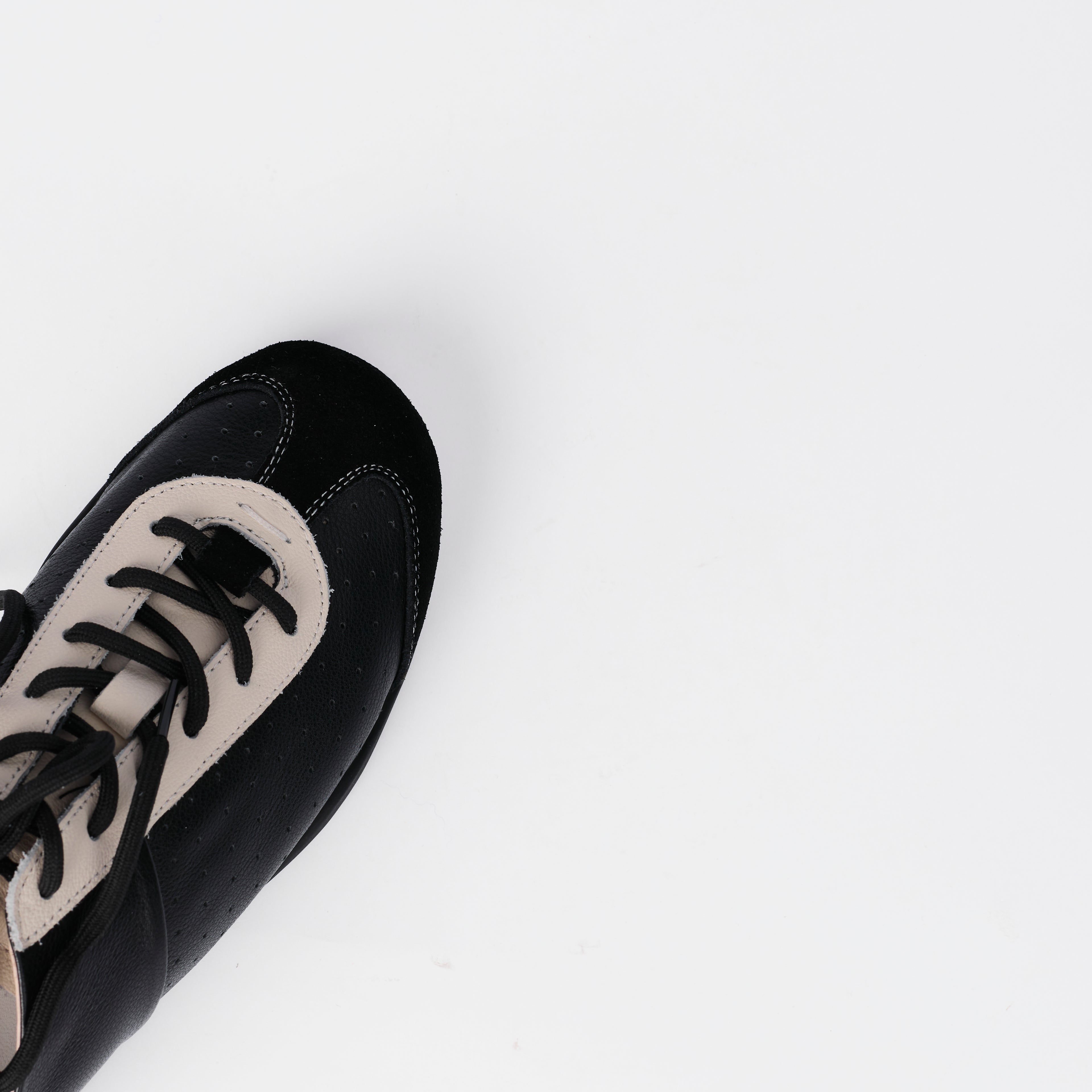 The Dual Stride Women‘s Classic Leather Sneakers