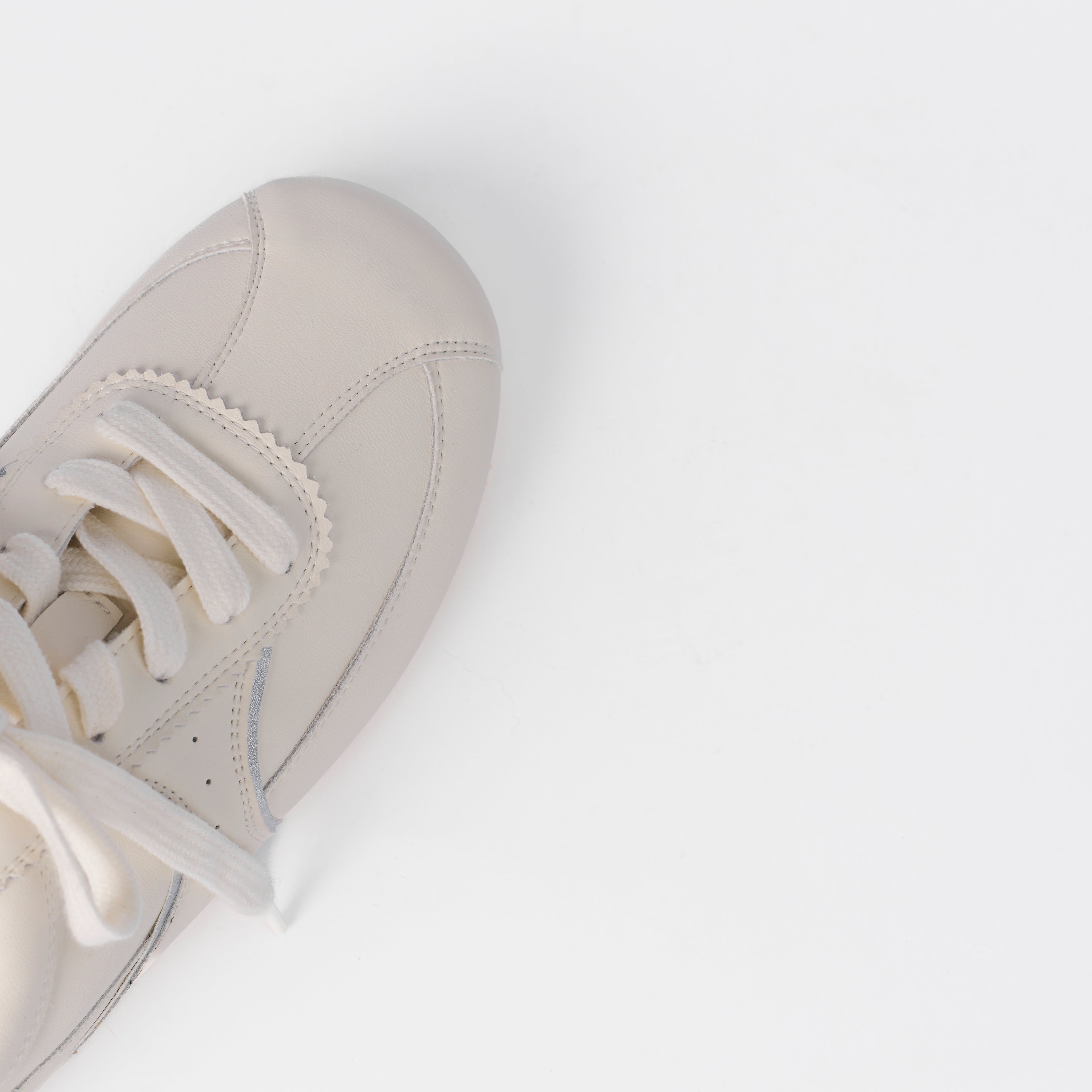 The Dual Stride Women‘s Minimalist Cream Leather Sneakers