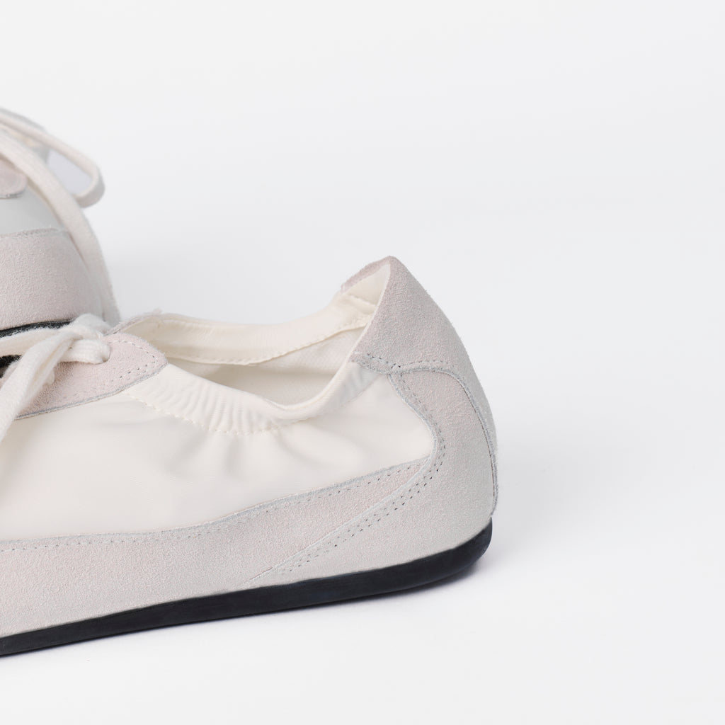 The Dual Stride Women‘s Light White Sneakers