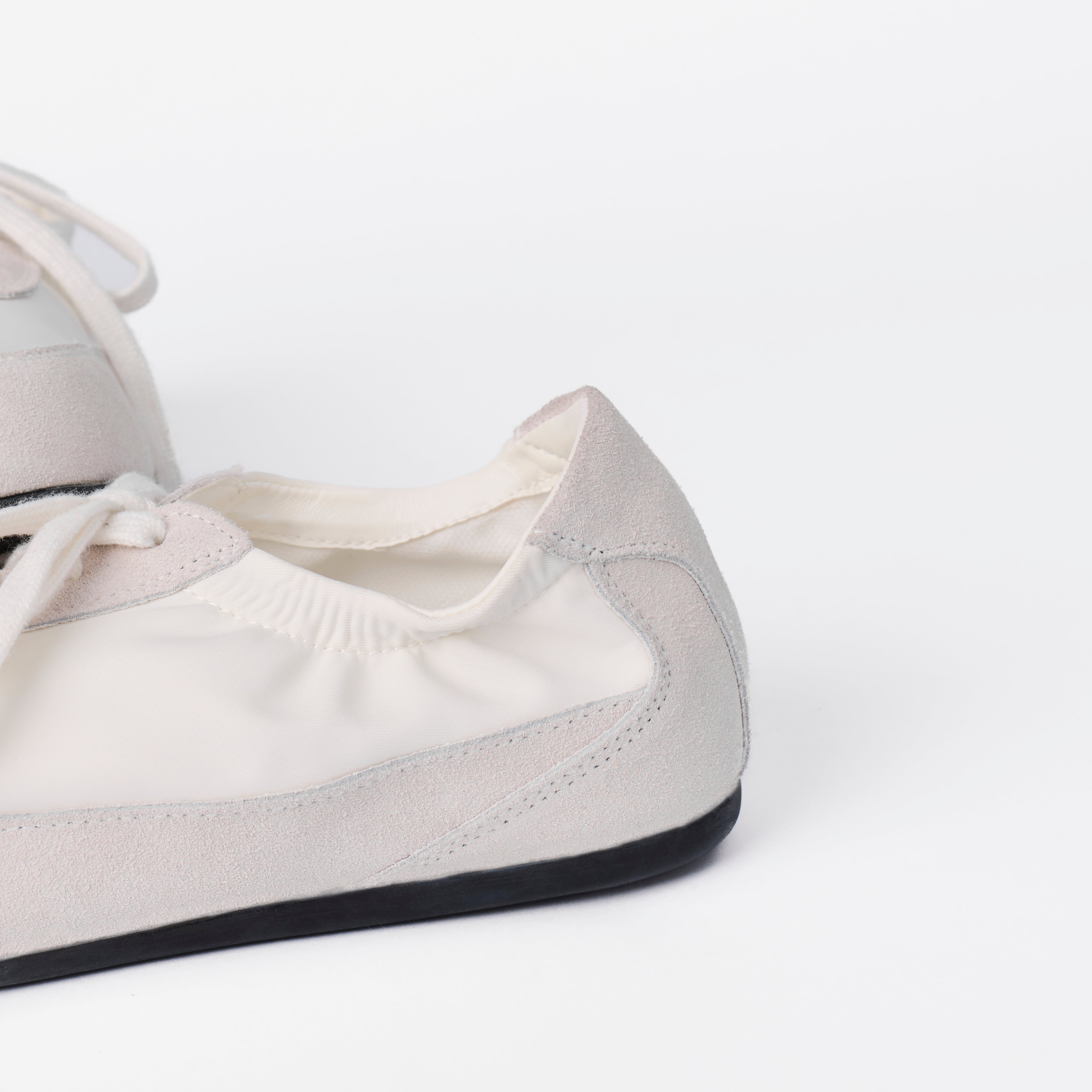 The Dual Stride Women‘s Light White Sneakers