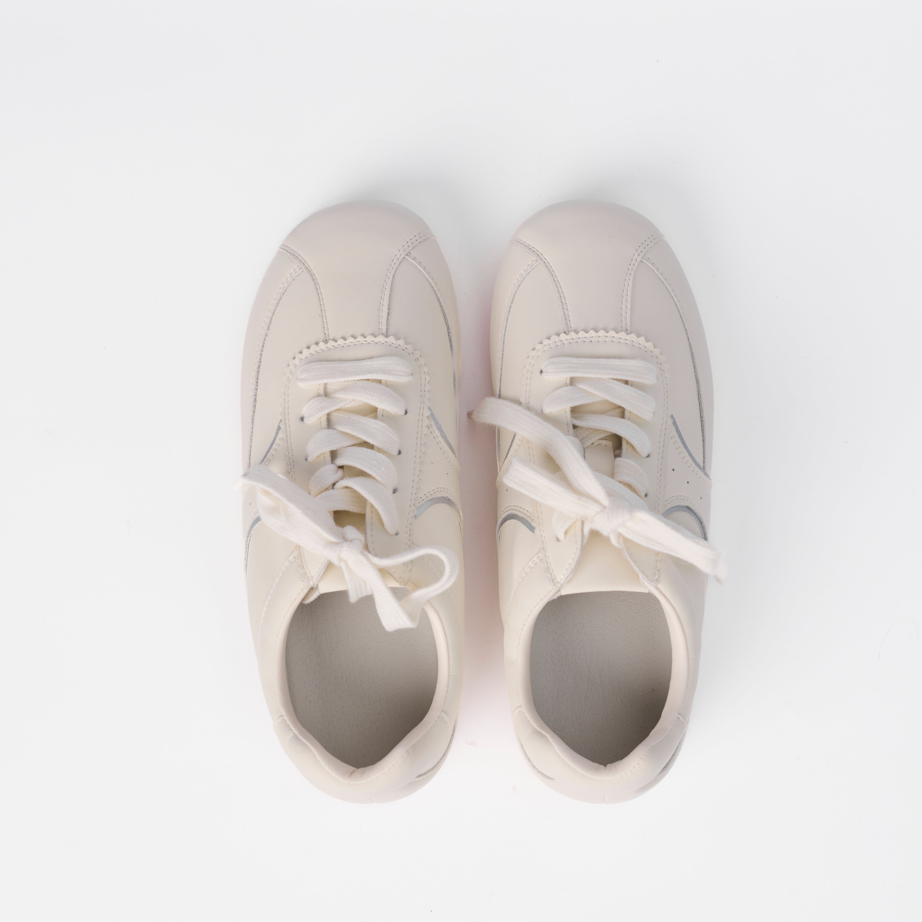 The Dual Stride Women‘s Minimalist Cream Leather Sneakers