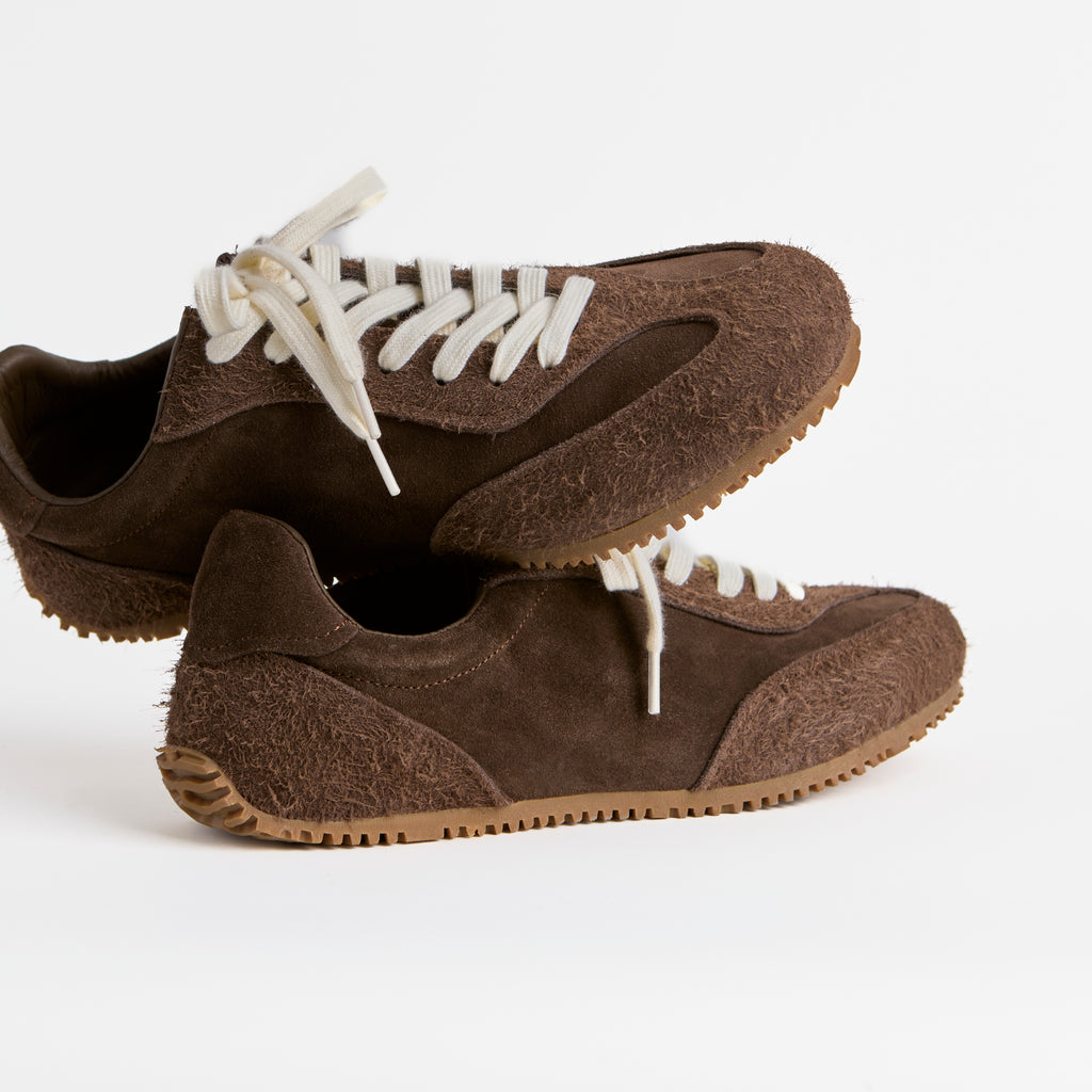 The Dual Stride Men‘s Classic Chocolate Brown Suede Retro Runner