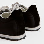 The Dual Stride Men‘s Black Urban Kinetic Runner