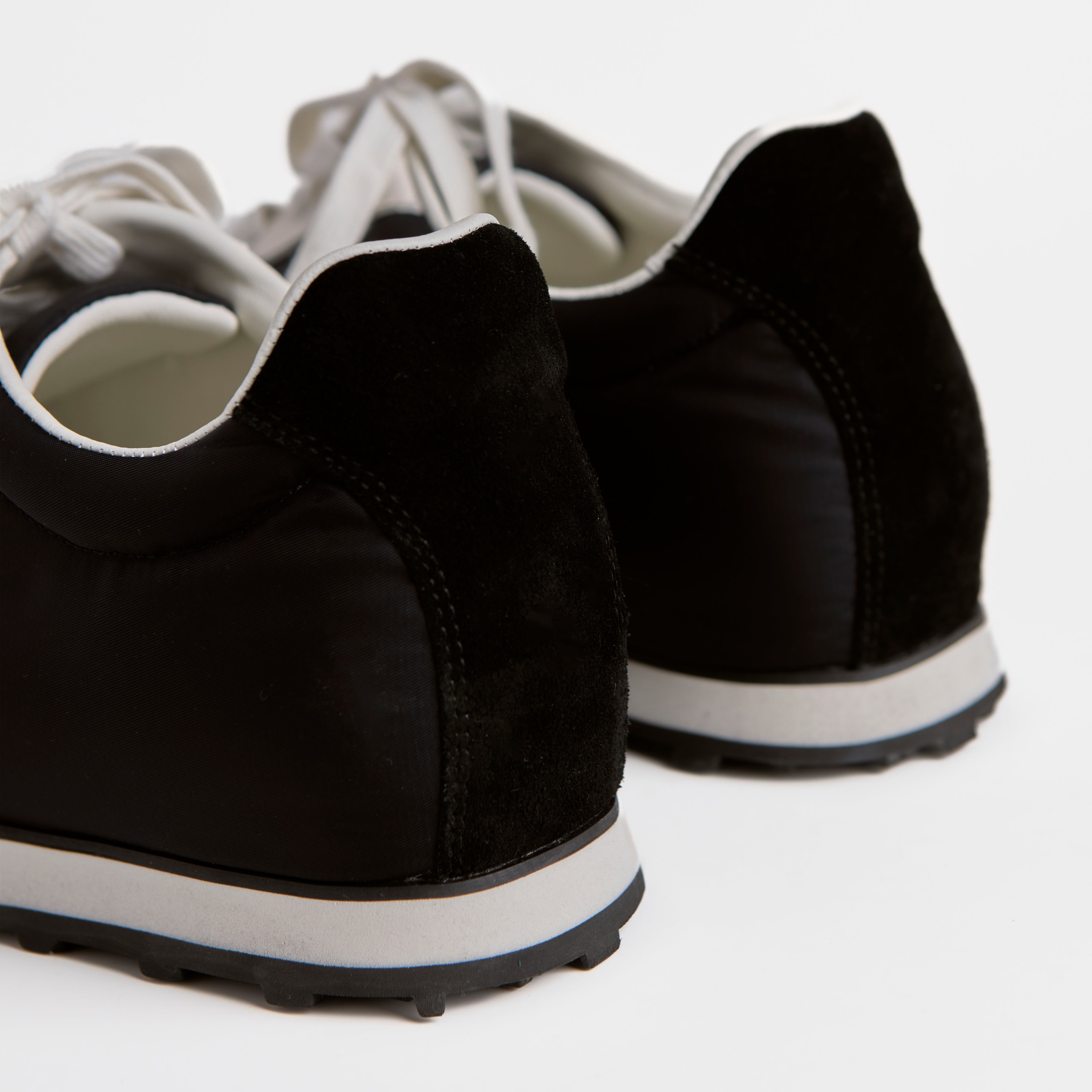 The Dual Stride Men‘s Black Urban Kinetic Runner