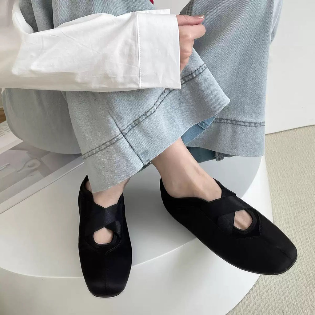 The Dual Stride Women‘s Black Satin Ballet Flats