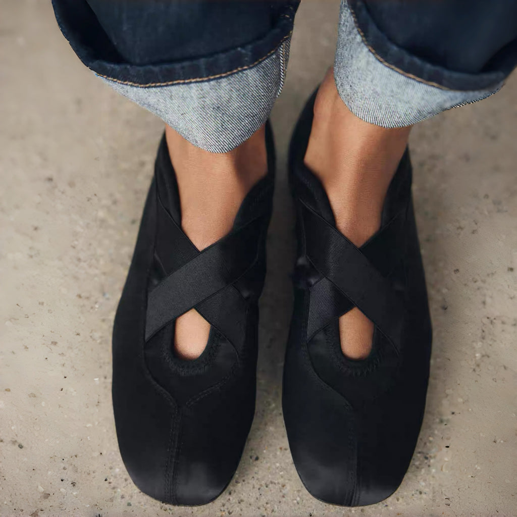 The Dual Stride Women‘s Black Satin Ballet Flats