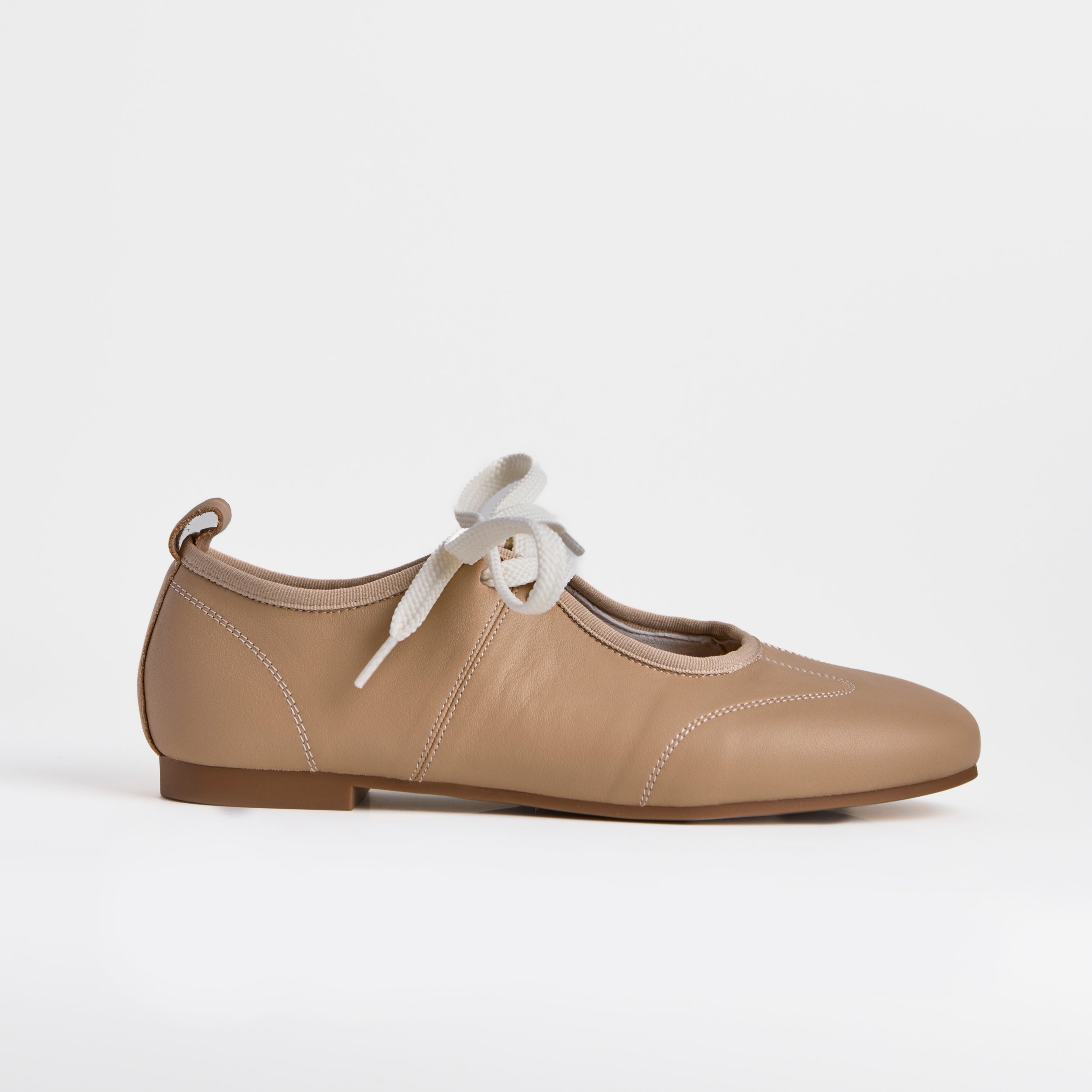 La bailarina plana con cordones de cuero minimalista Dual Stride Sand