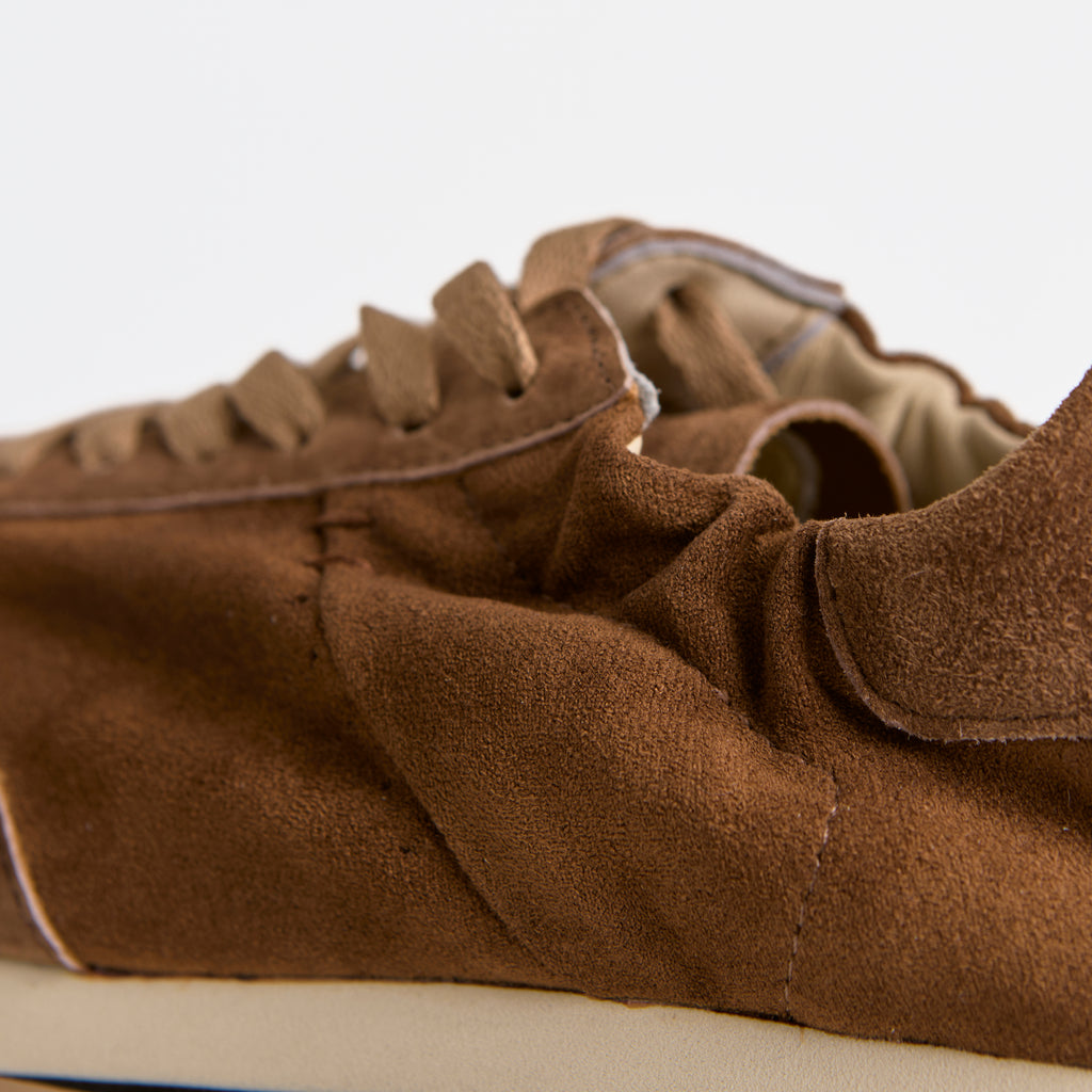 Les baskets Dual Stride en daim marron minimalistes