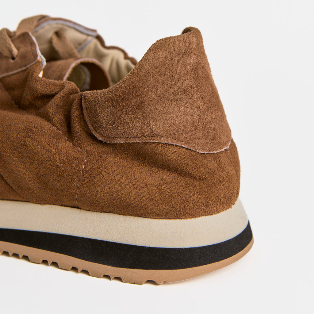 Les baskets Dual Stride en daim marron minimalistes