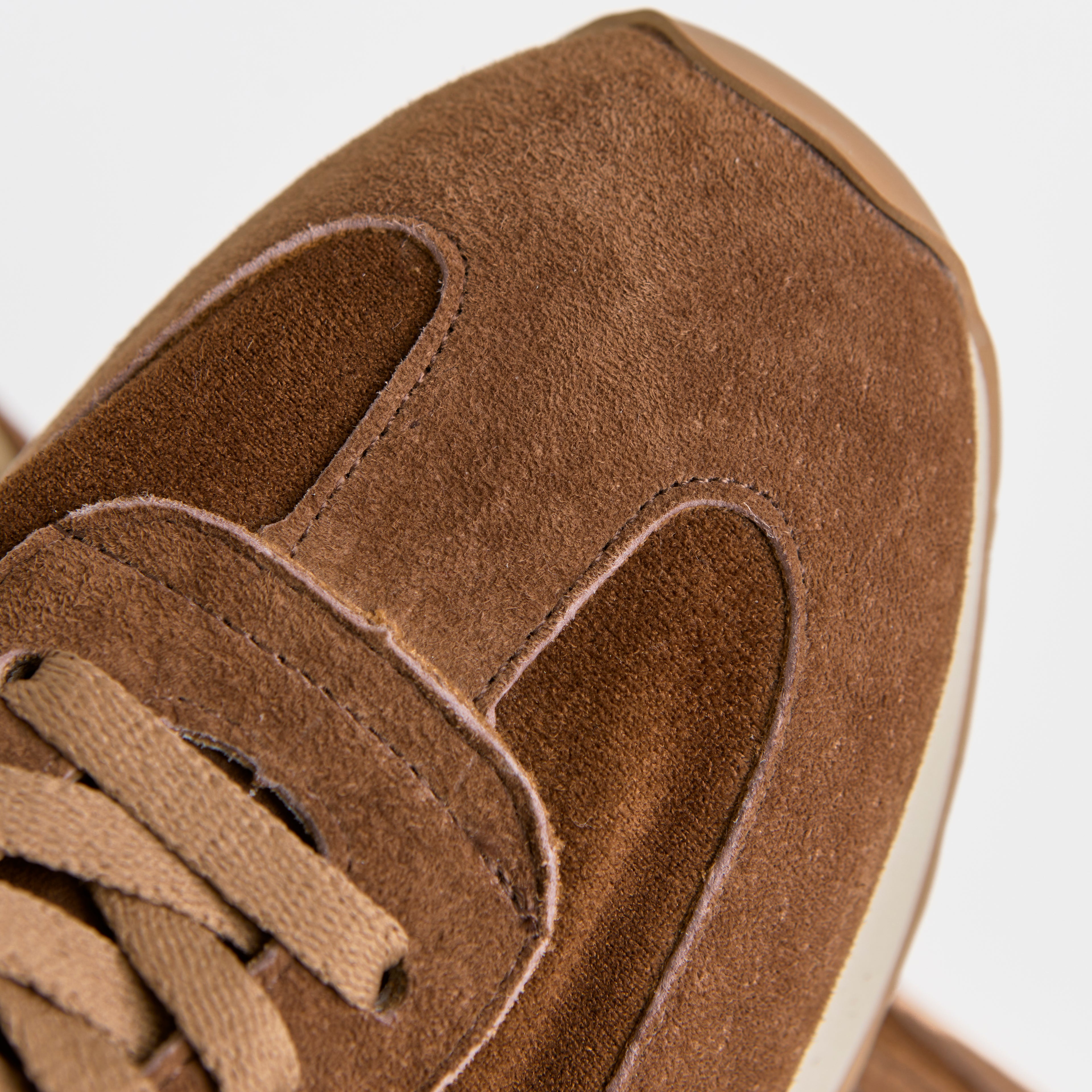 Les baskets Dual Stride en daim marron minimalistes