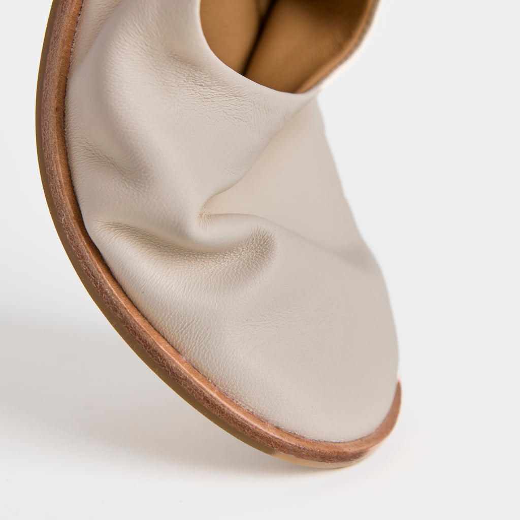 Los zapatos slip-on de cuero blancos minimalistas Dual Stride