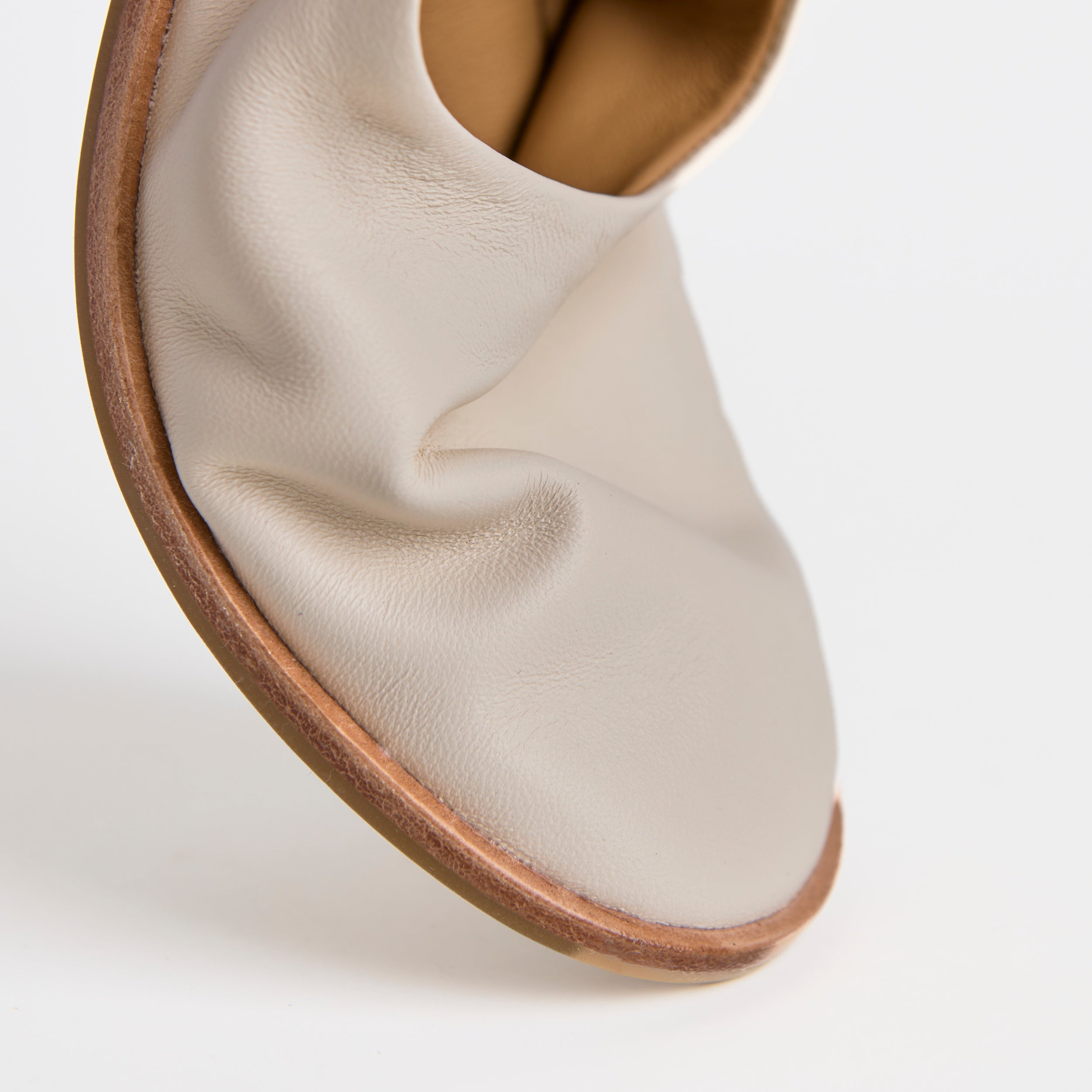 Los zapatos slip-on de cuero blancos minimalistas Dual Stride