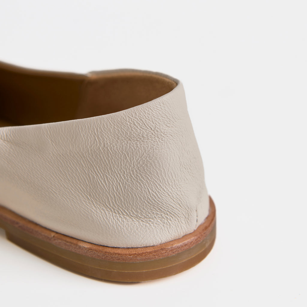 Los zapatos slip-on de cuero blancos minimalistas Dual Stride