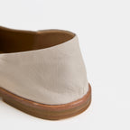 Los zapatos slip-on de cuero blancos minimalistas Dual Stride