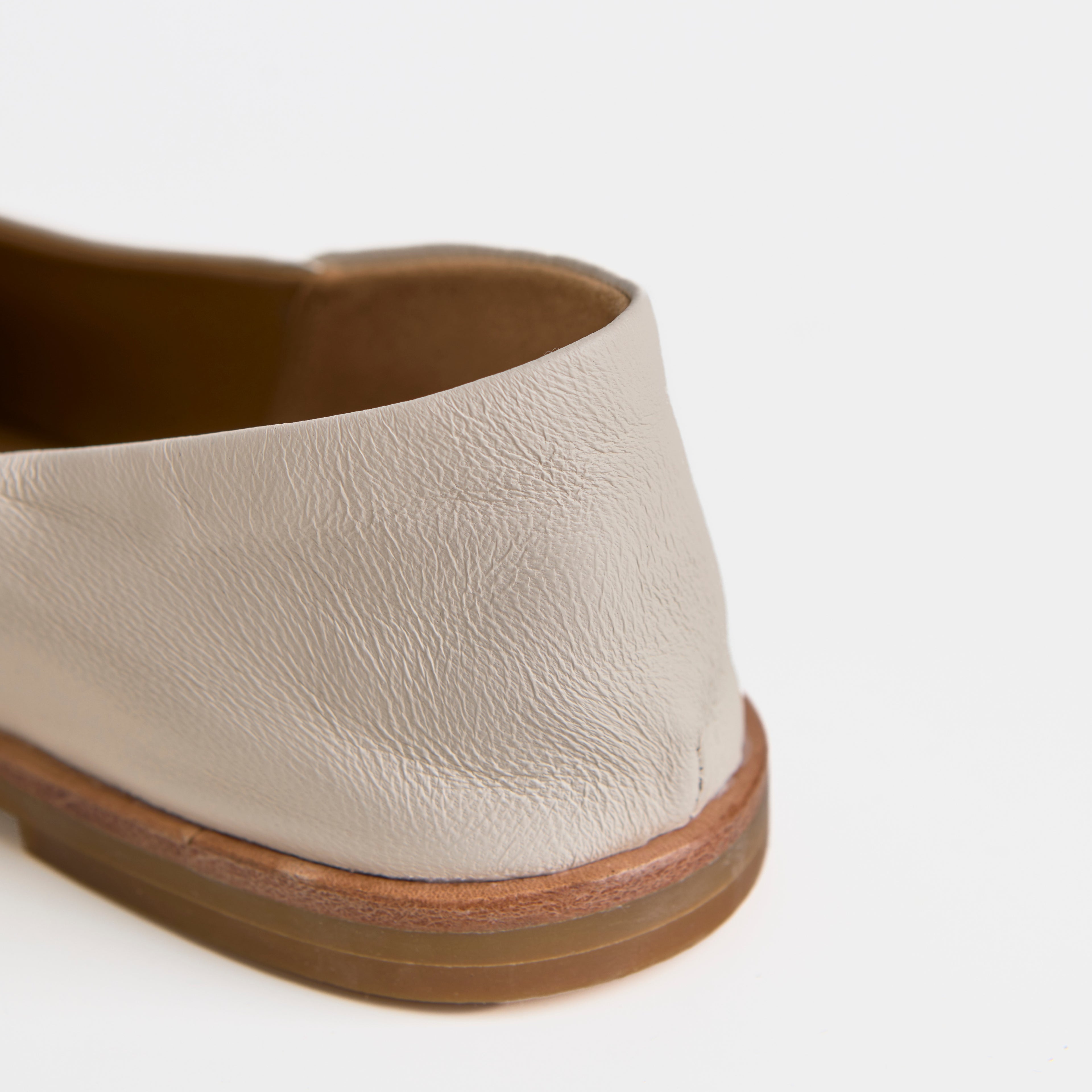 Los zapatos slip-on de cuero blancos minimalistas Dual Stride