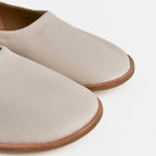 Los zapatos slip-on de cuero blancos minimalistas Dual Stride
