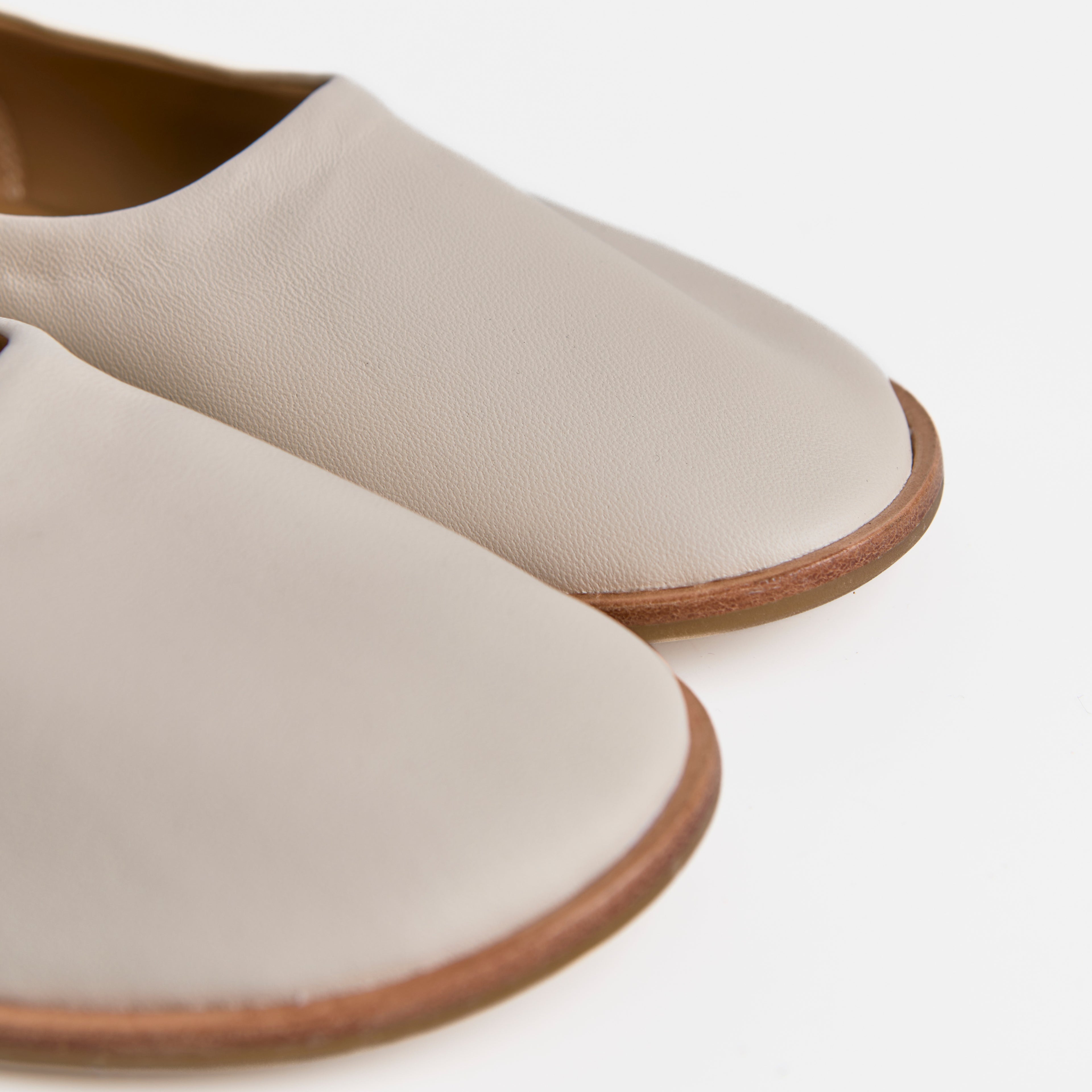 Los zapatos slip-on de cuero blancos minimalistas Dual Stride