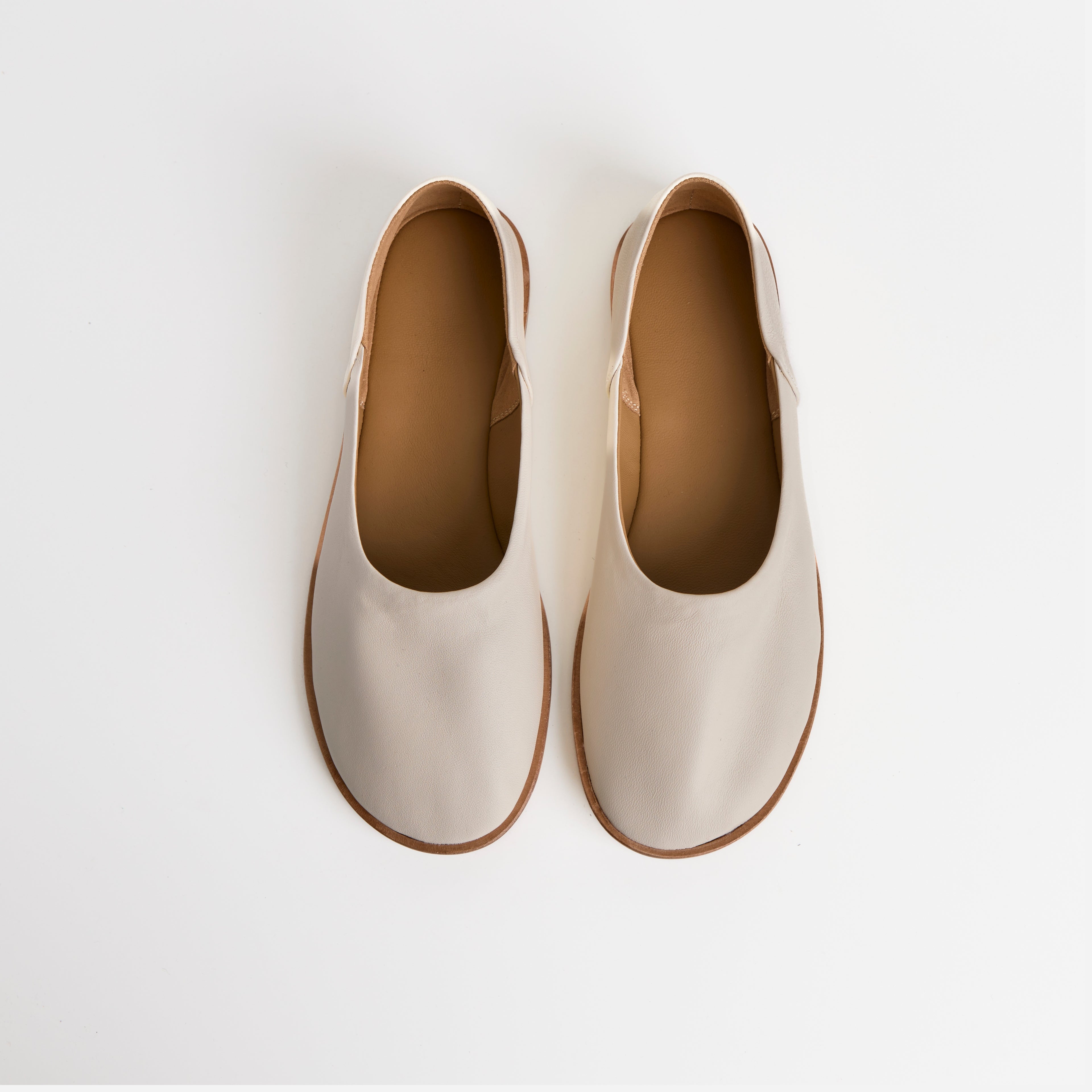 Los zapatos slip-on de cuero blancos minimalistas Dual Stride