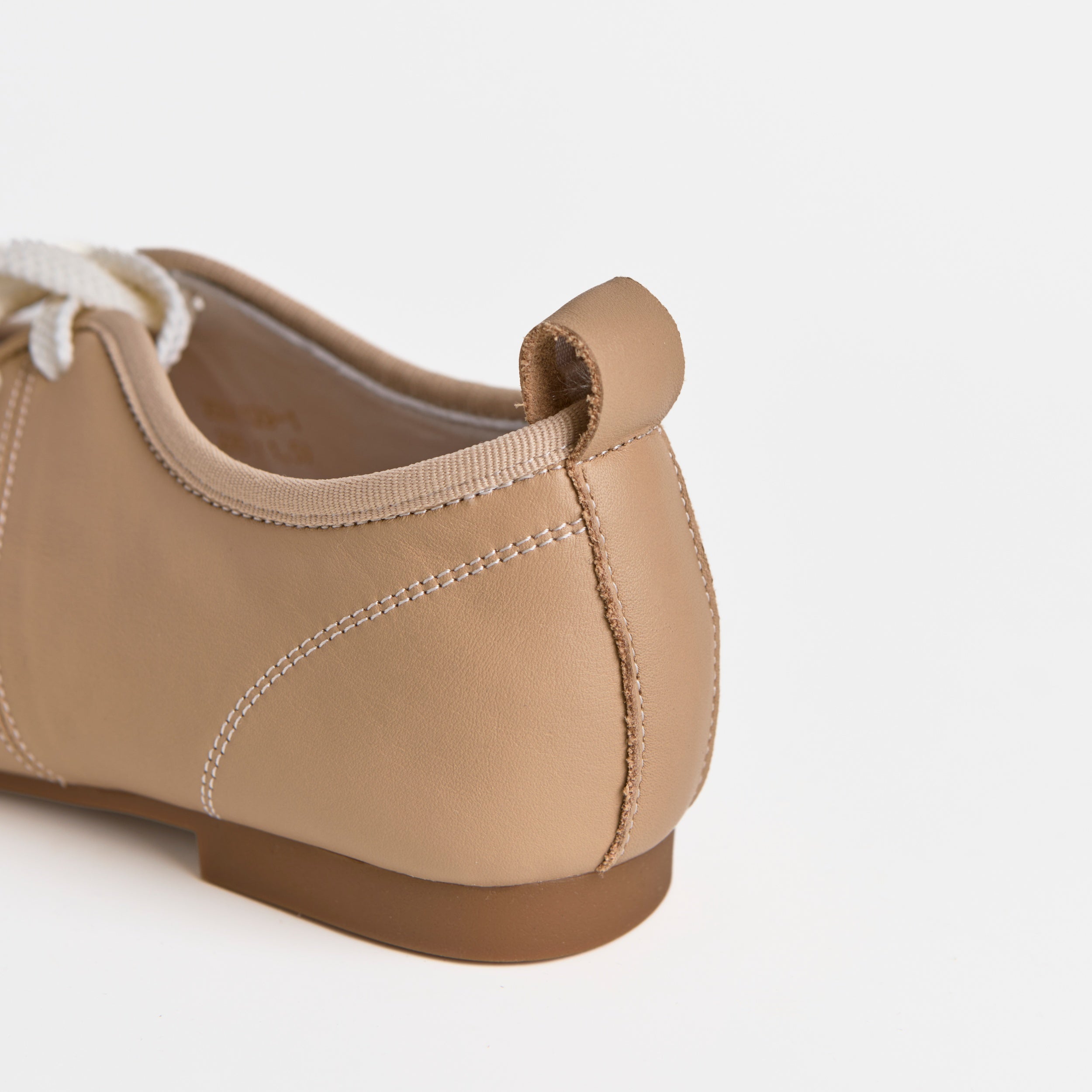 La bailarina plana con cordones de cuero minimalista Dual Stride Sand