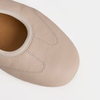 Las bailarinas planas Dual Stride de piel beige con cordones