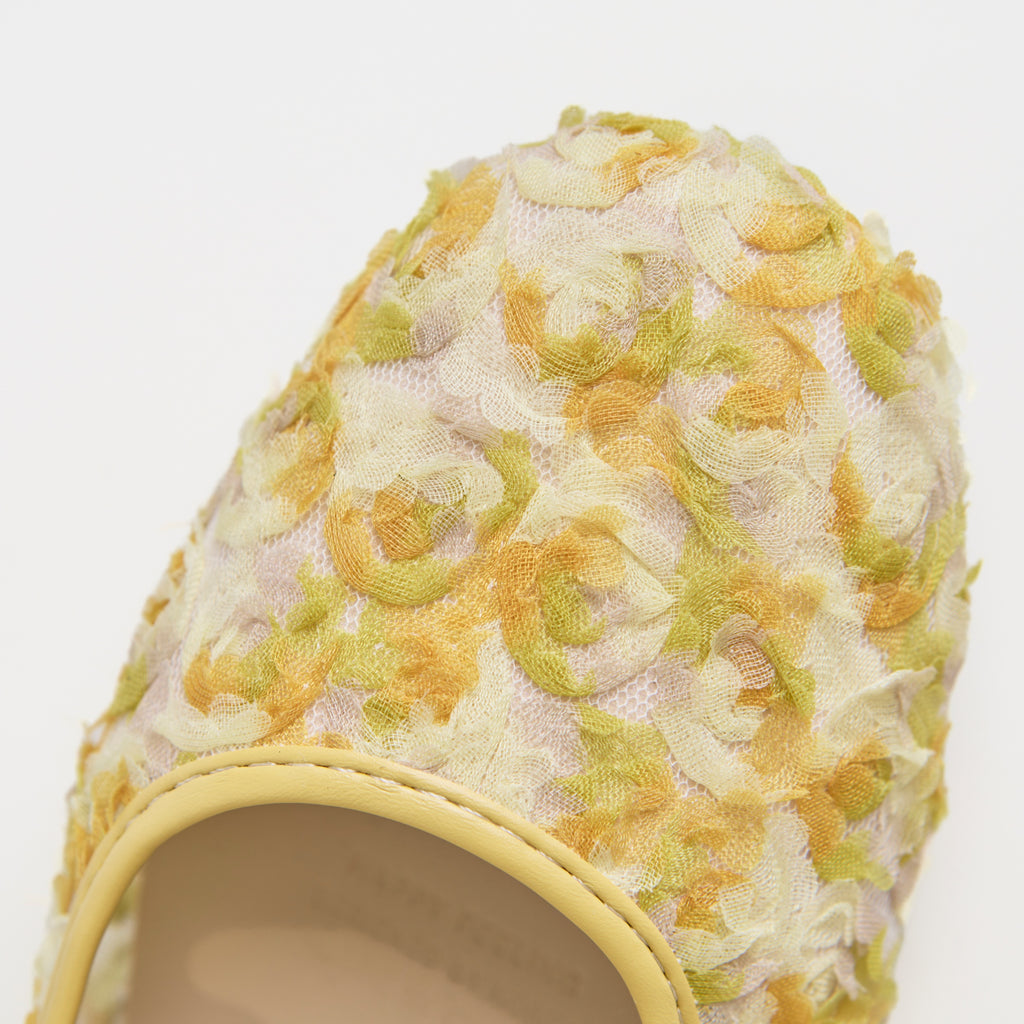 Las merceditas con encaje floral amarillo Dual Stride