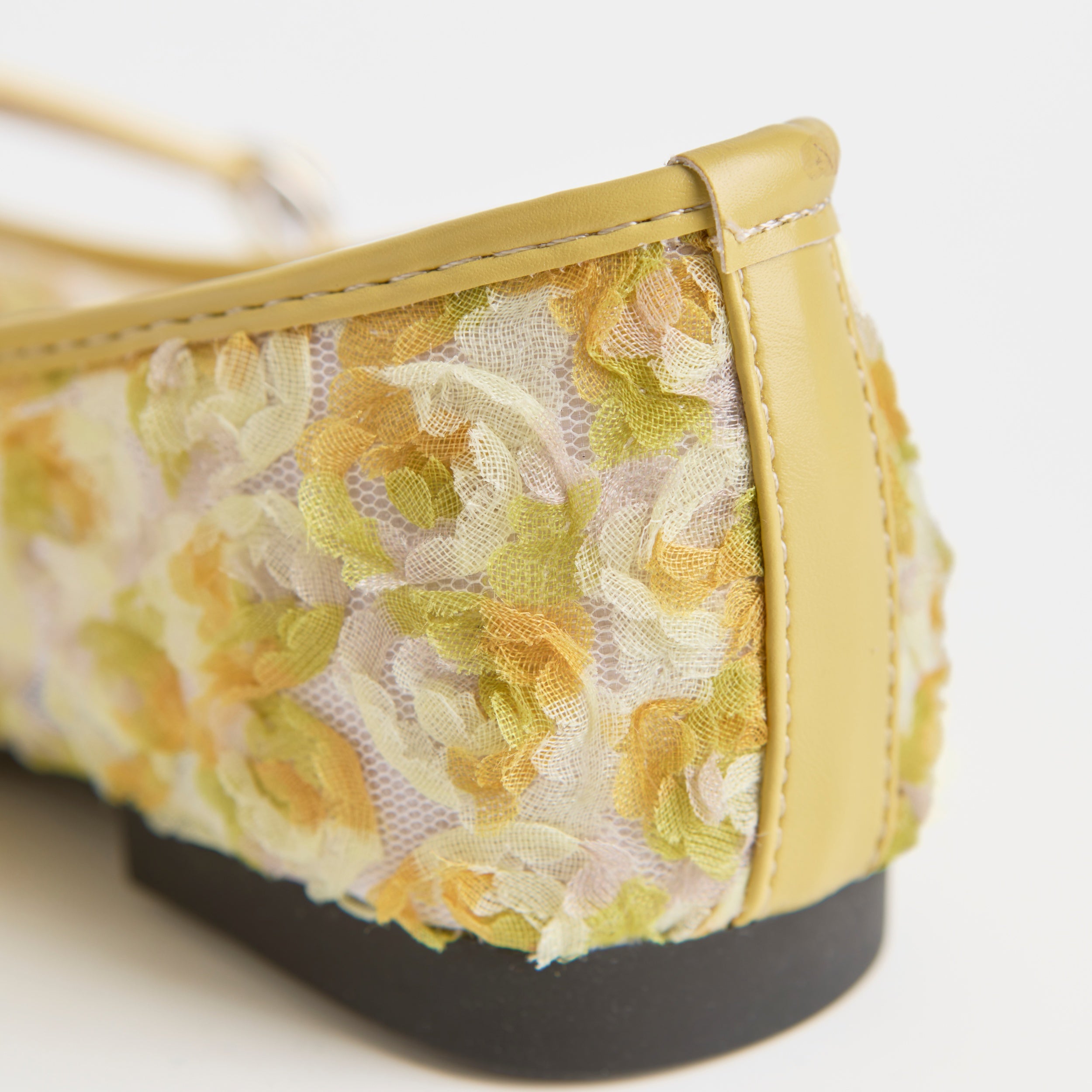 Las merceditas con encaje floral amarillo Dual Stride