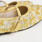 Las merceditas con encaje floral amarillo Dual Stride