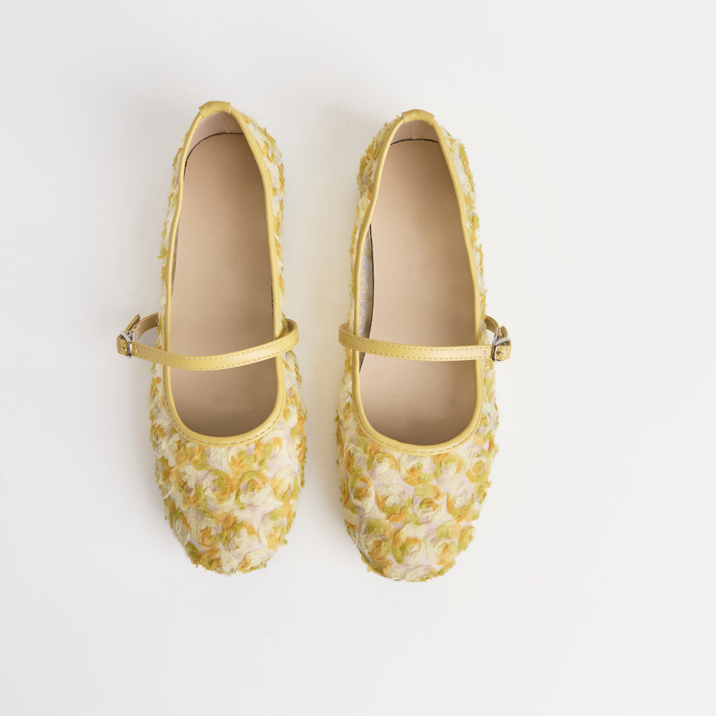 Las merceditas con encaje floral amarillo Dual Stride