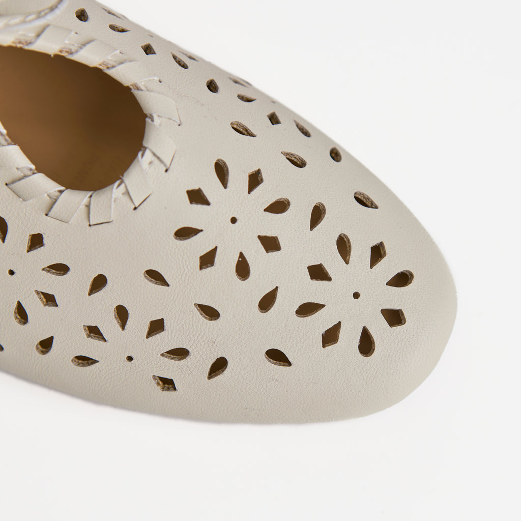 Les ballerines plates lacées ajourées blanches Dual Stride
