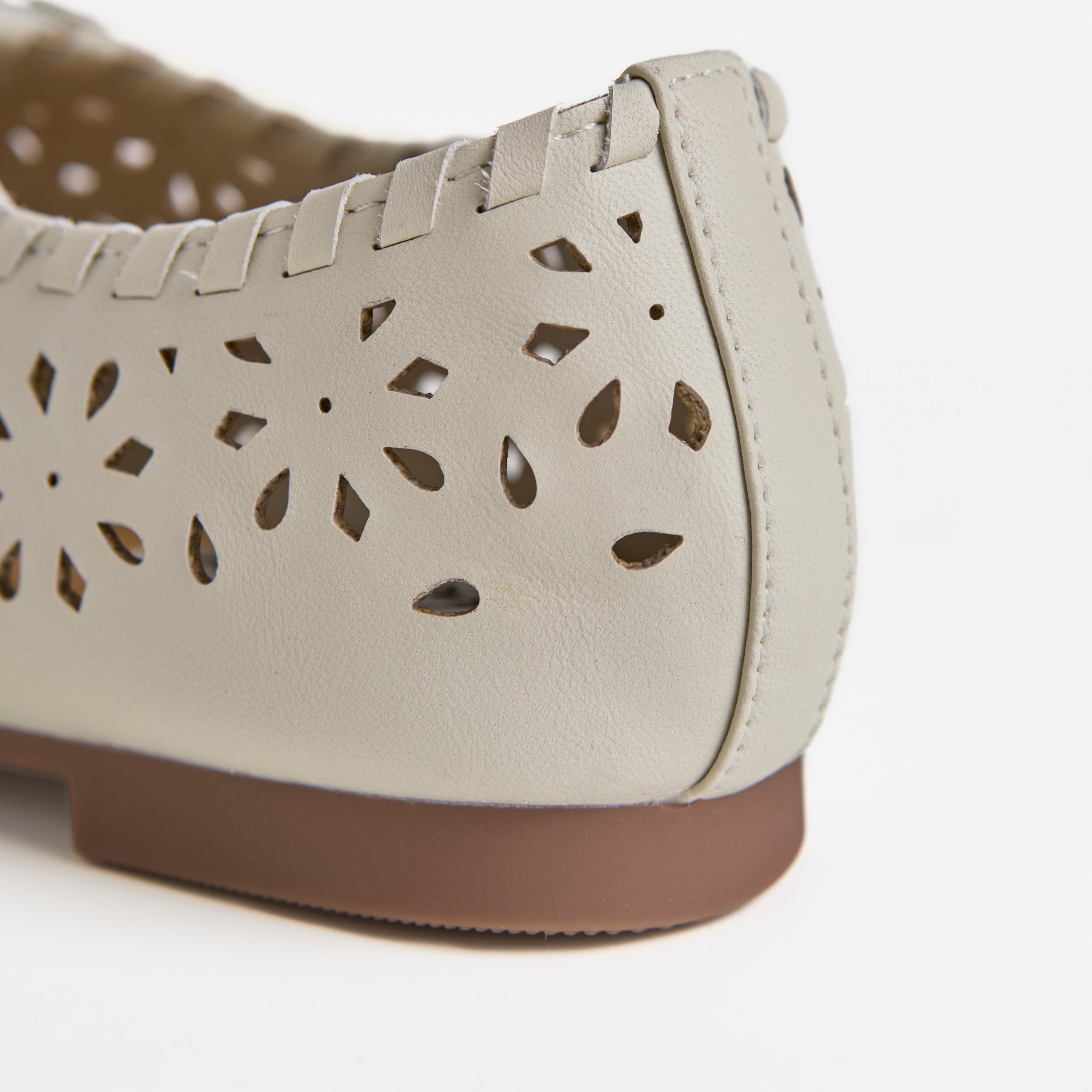 Les ballerines plates lacées ajourées blanches Dual Stride