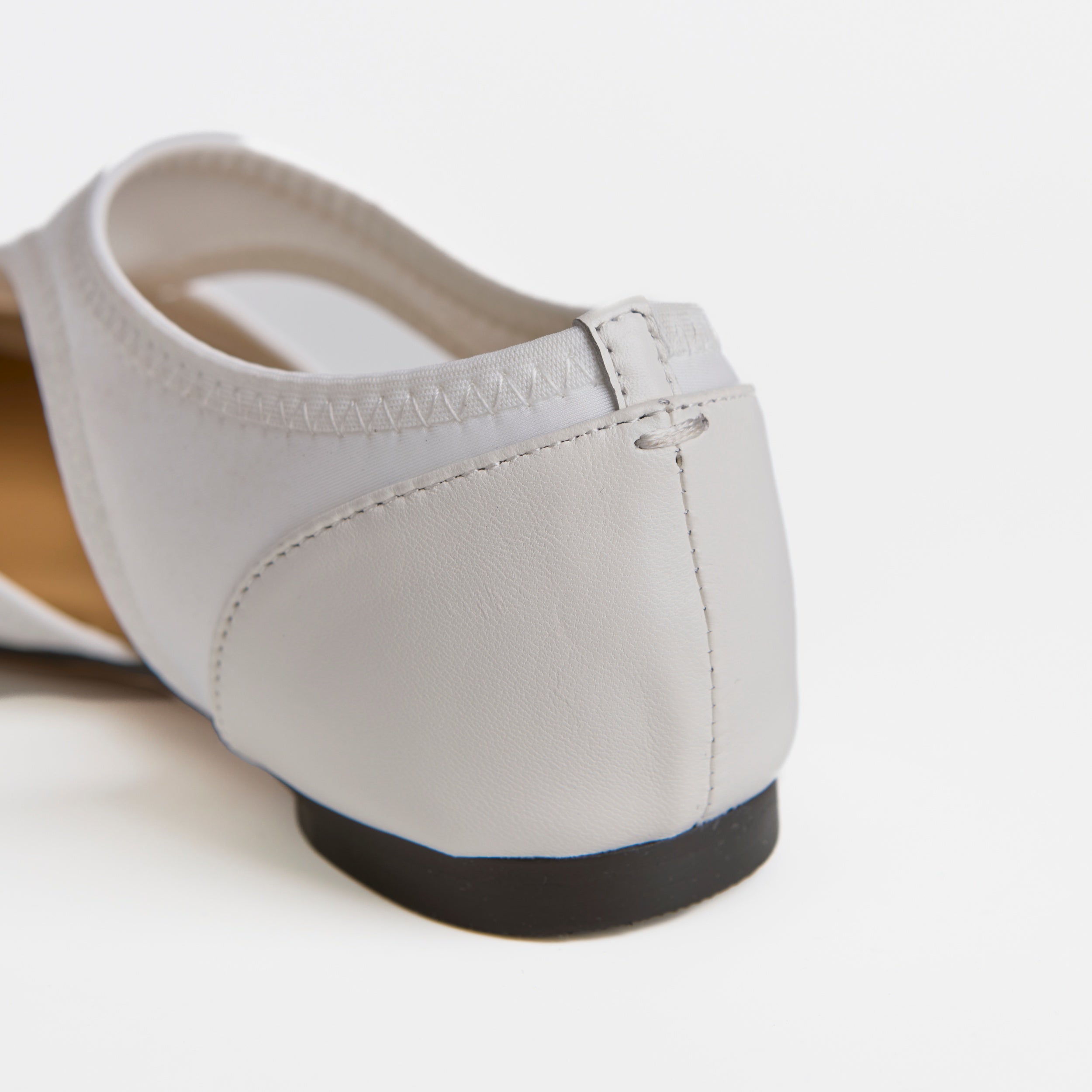 Las sandalias Dual Stride blancas minimalistas modernas estilo Tabi