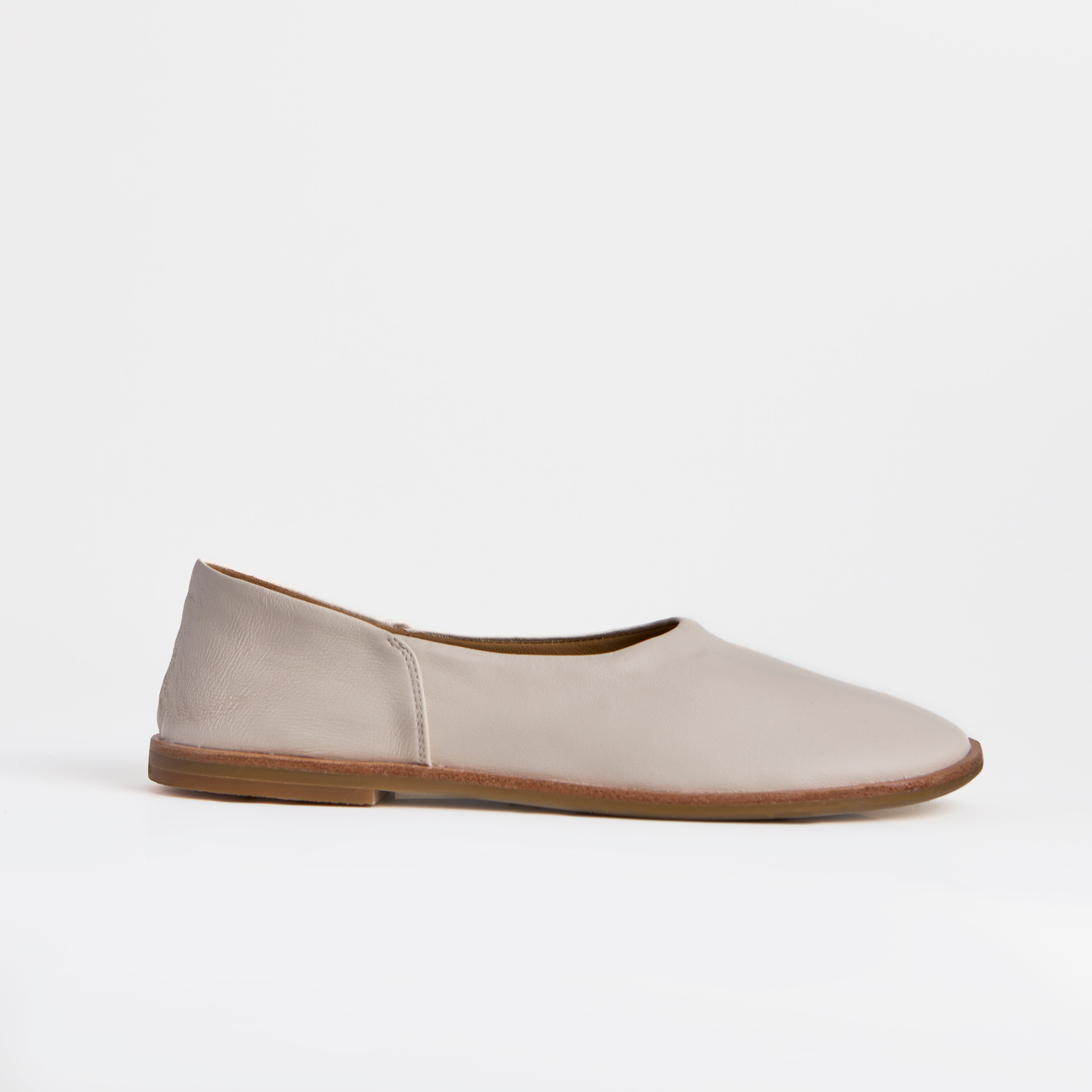Los zapatos slip-on de cuero blancos minimalistas Dual Stride