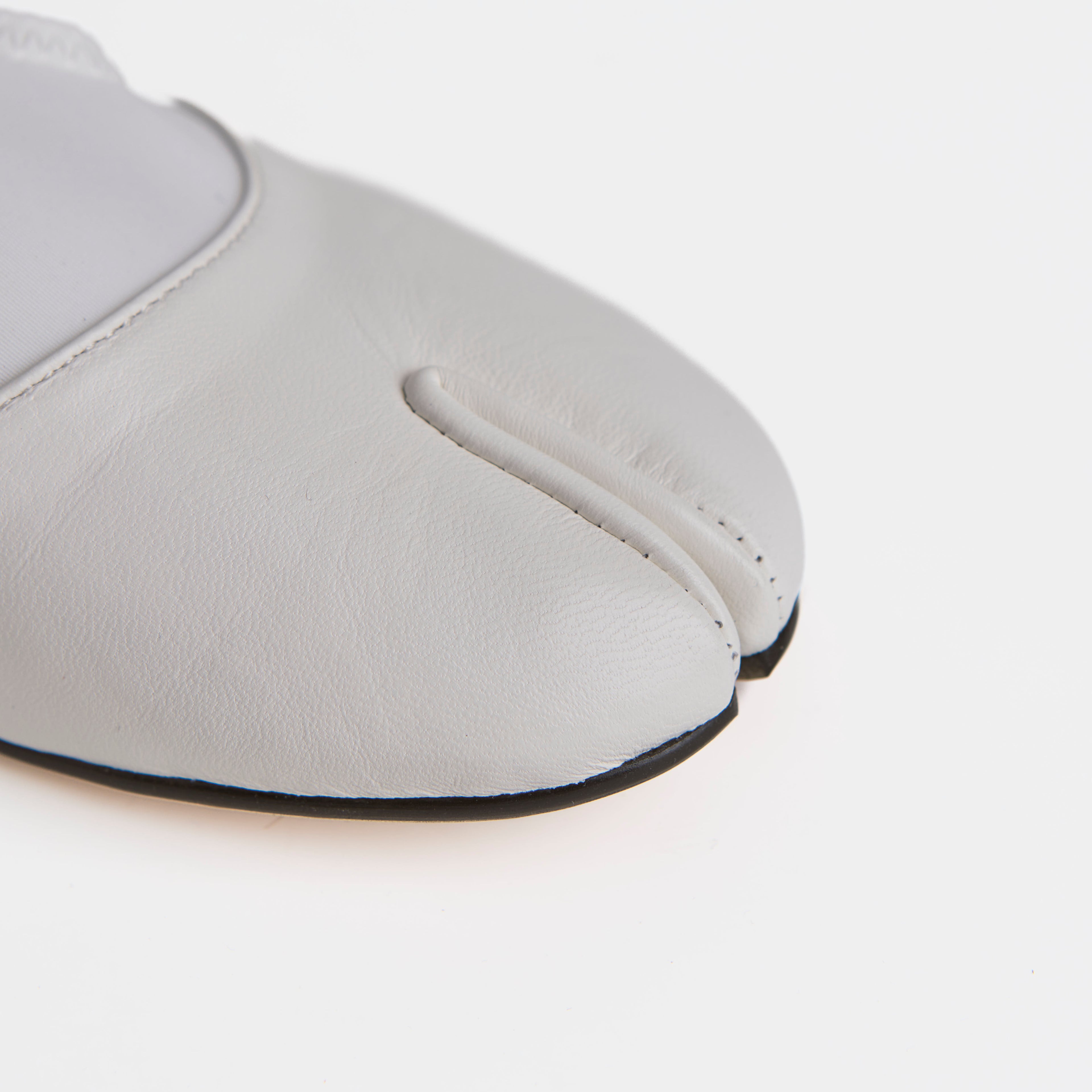 Les Ballerines Blanches Modernes Minimalistes Double Enjambée Style Tabi