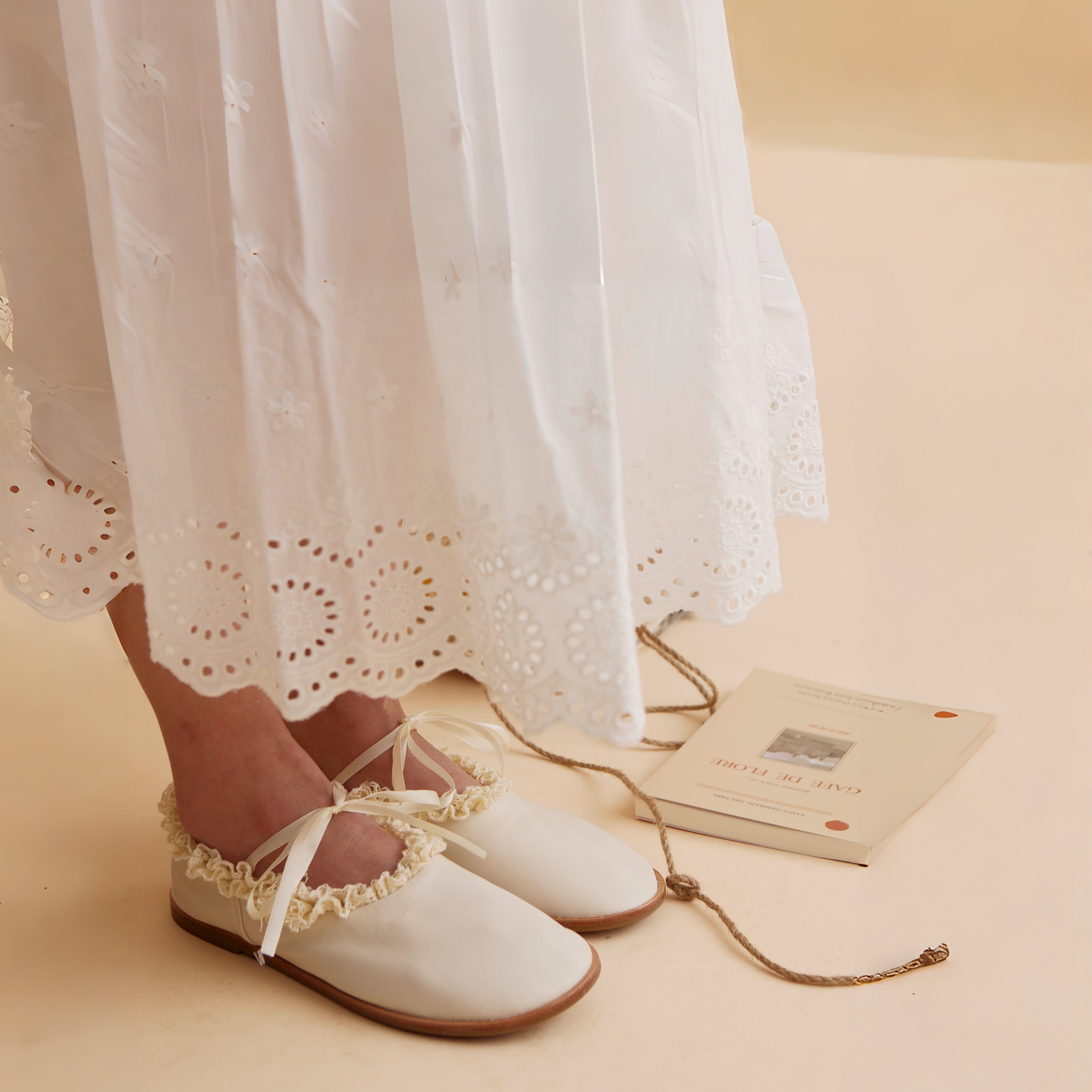 Los zapatos slip-on de cuero blancos minimalistas Dual Stride