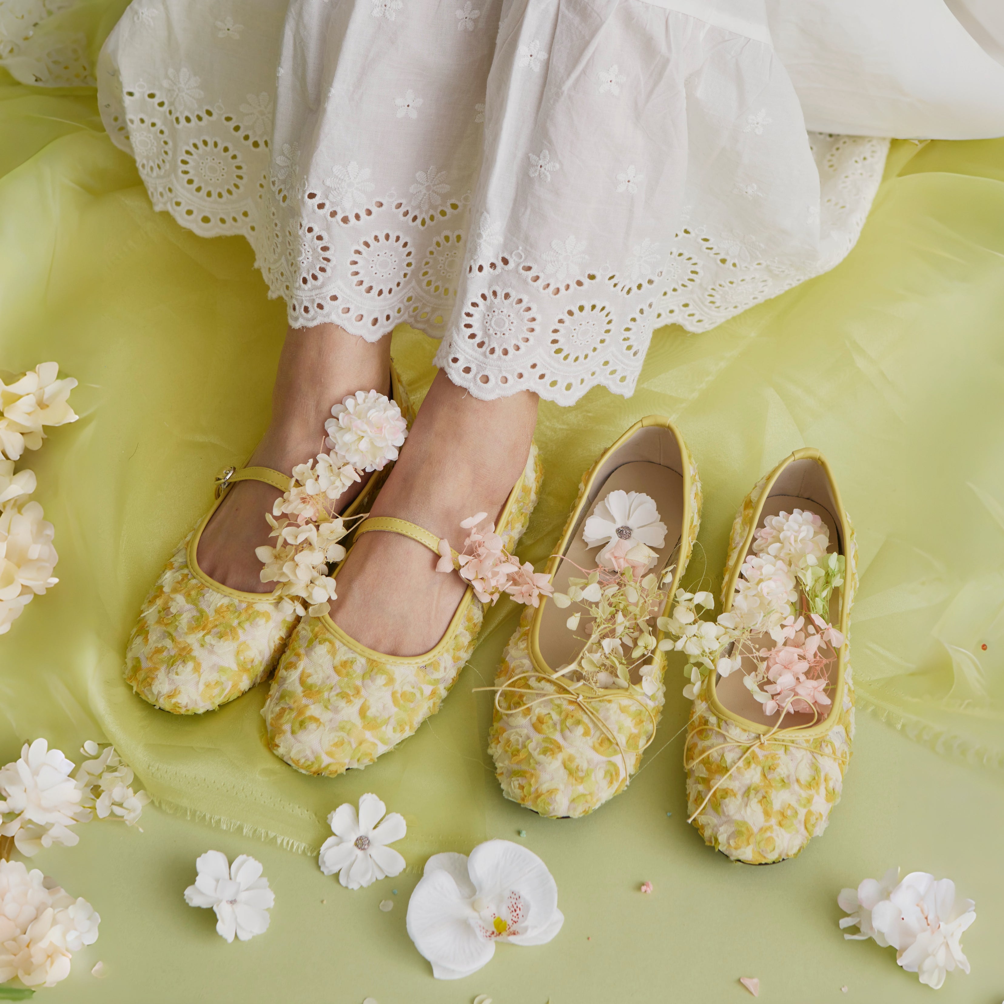 Las merceditas con encaje floral amarillo Dual Stride