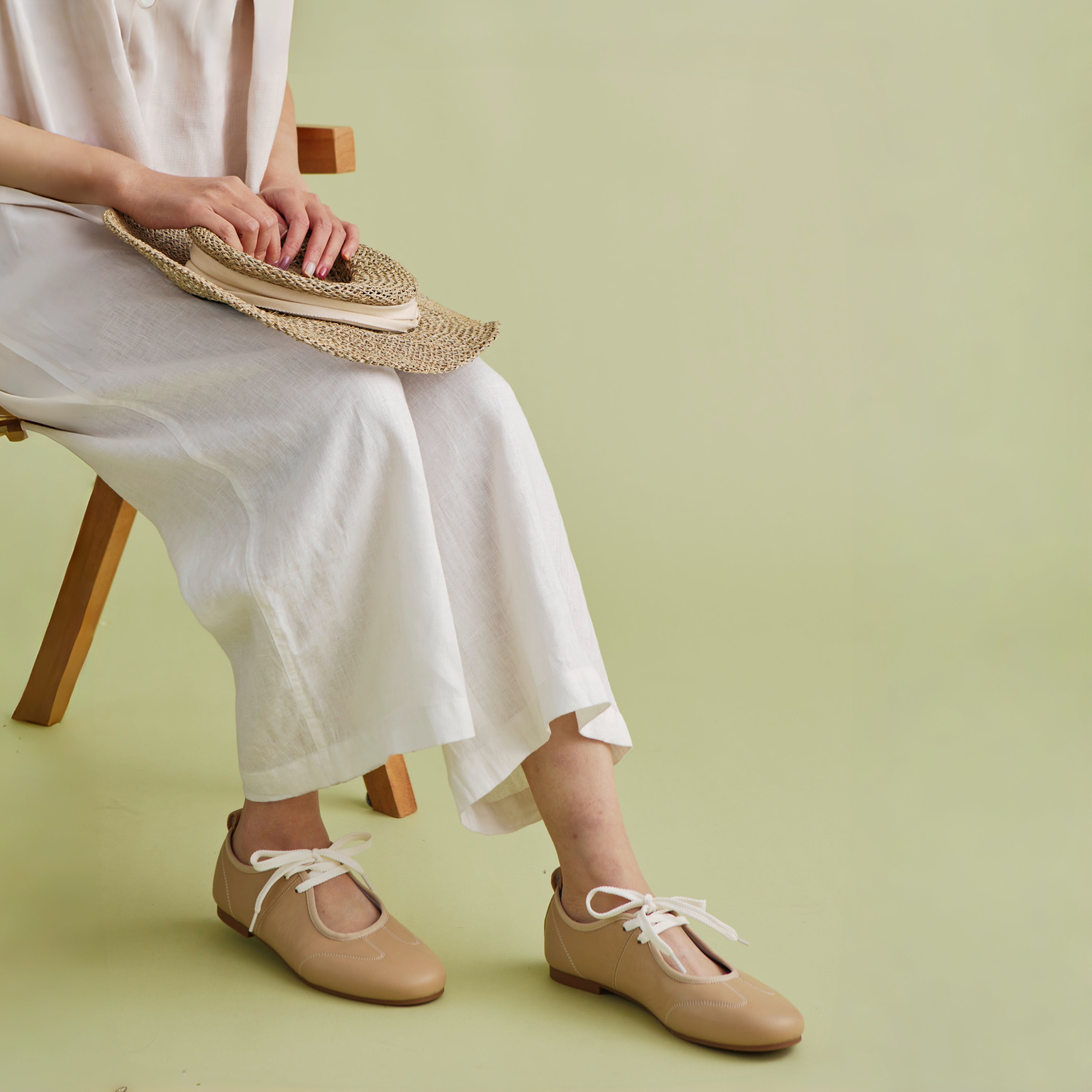 La bailarina plana con cordones de cuero minimalista Dual Stride Sand