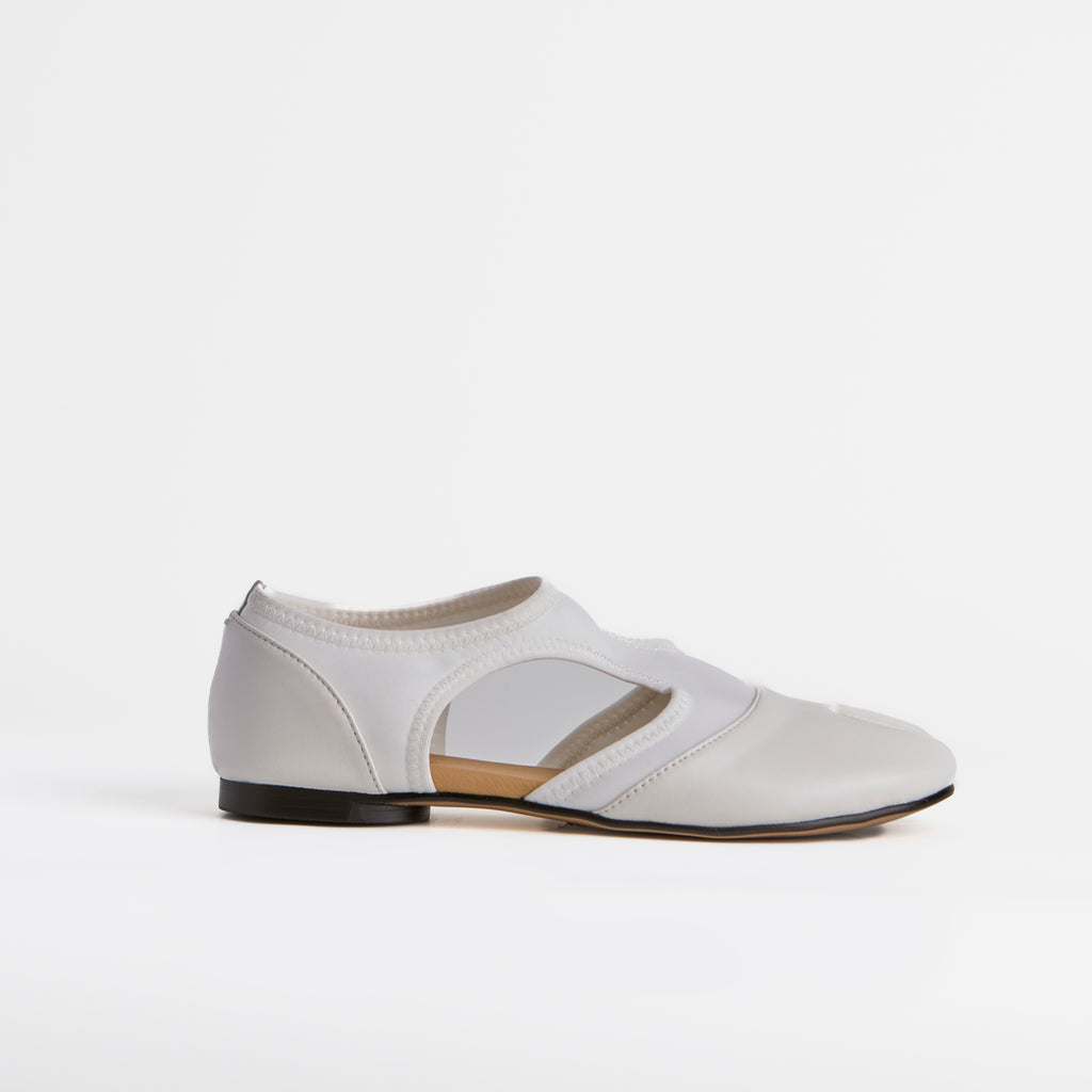 Les Ballerines Blanches Modernes Minimalistes Double Enjambée Style Tabi