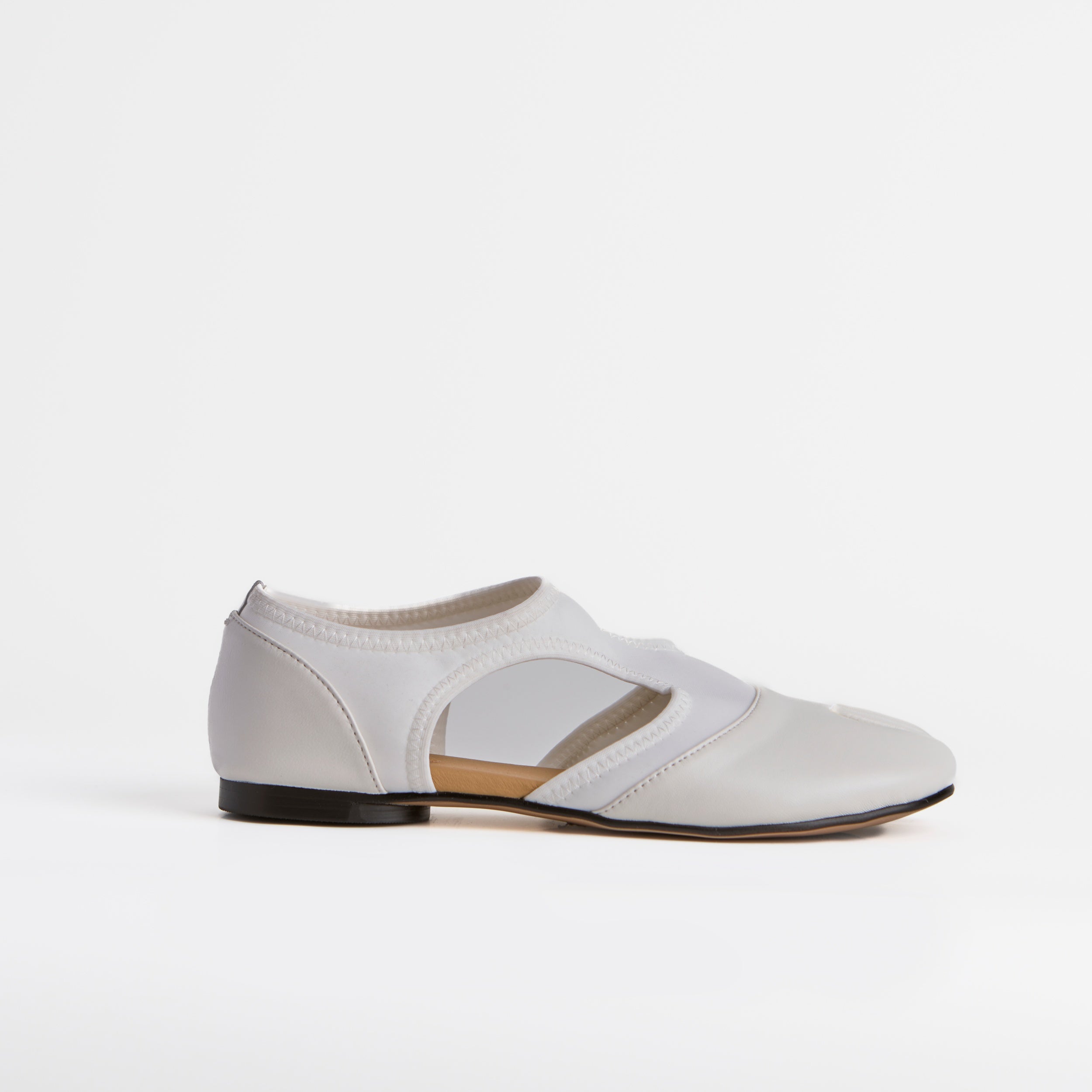 Las sandalias Dual Stride blancas minimalistas modernas estilo Tabi