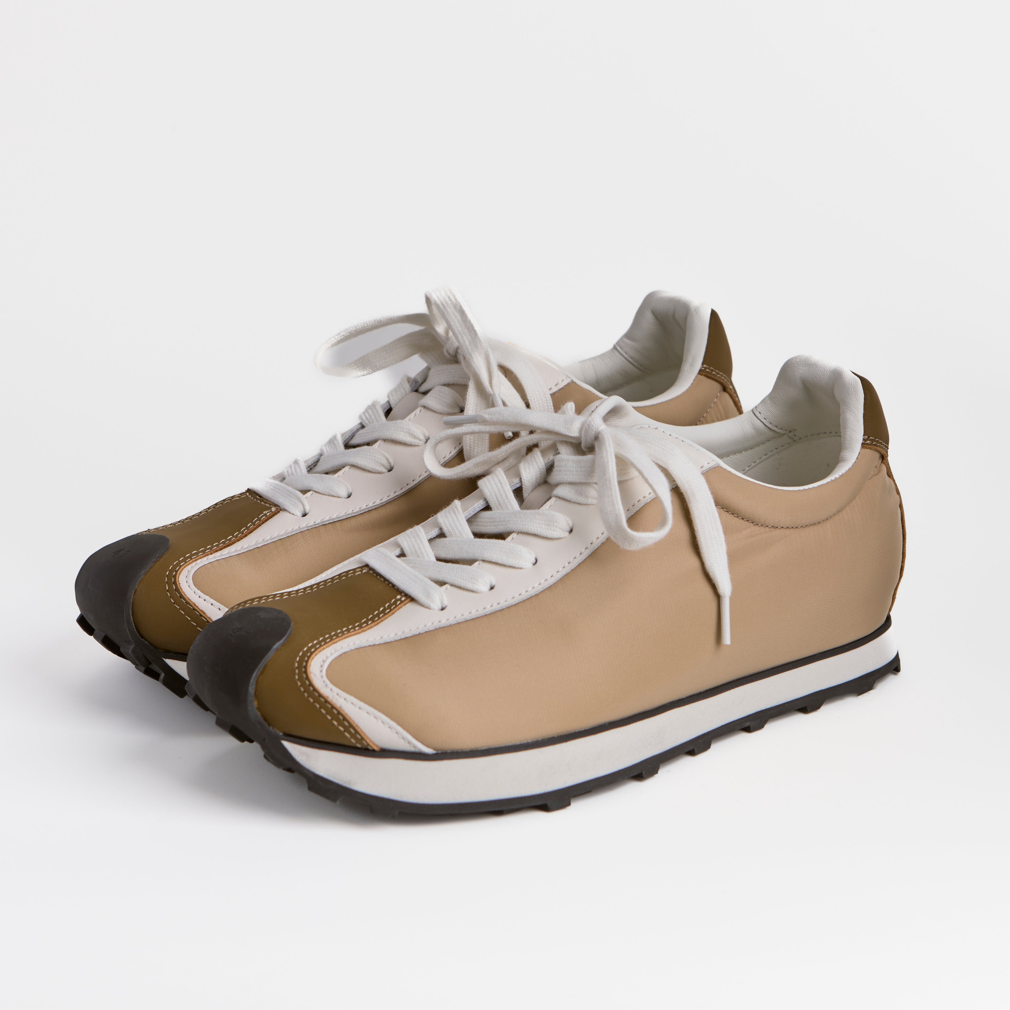 The Dual Stride Men's Beige Nomad Urban Runner